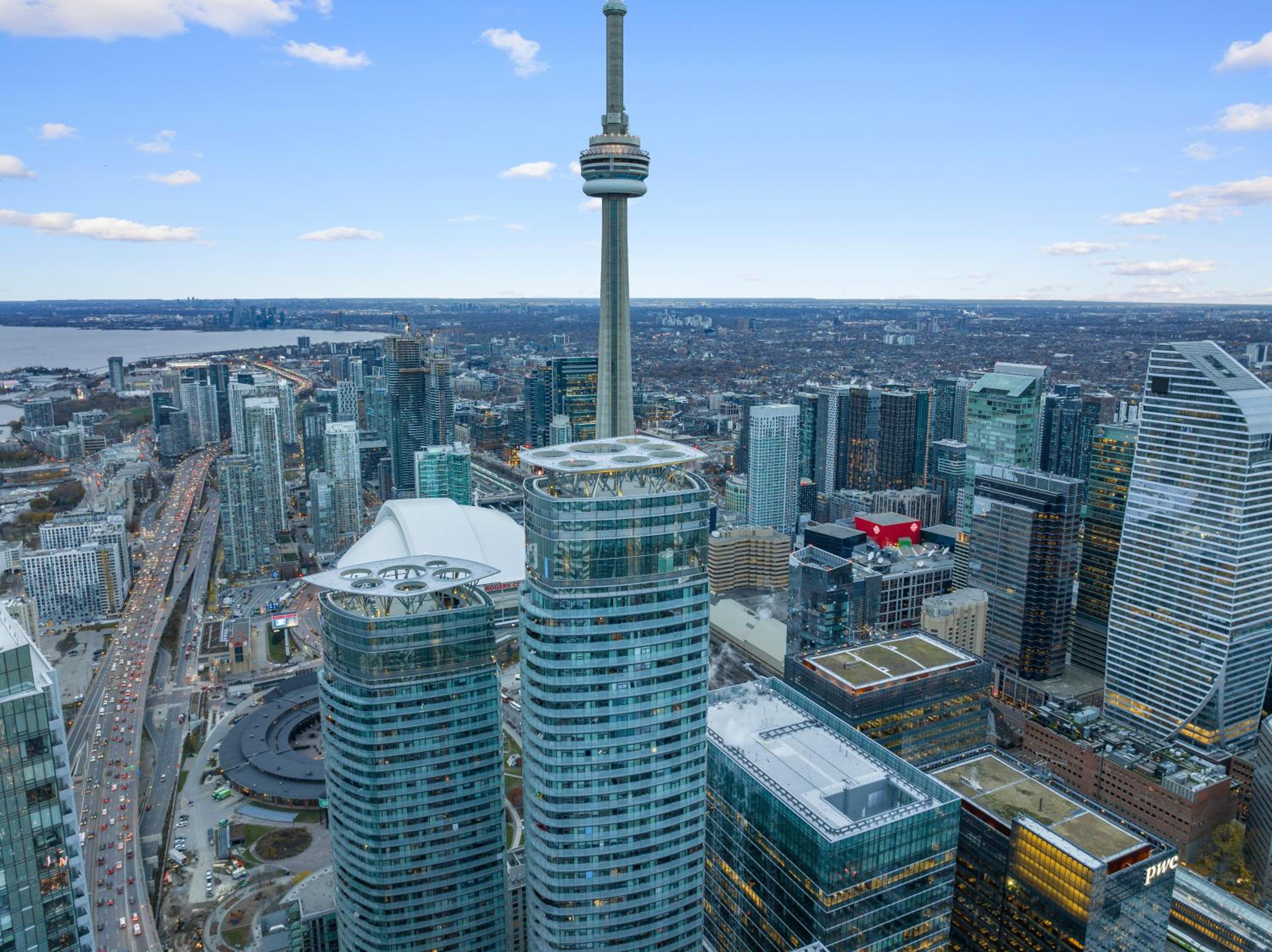 Luxury 2Br Condo Entertainment District Downtown CN Tower View Balcony Pool & Hot Tub