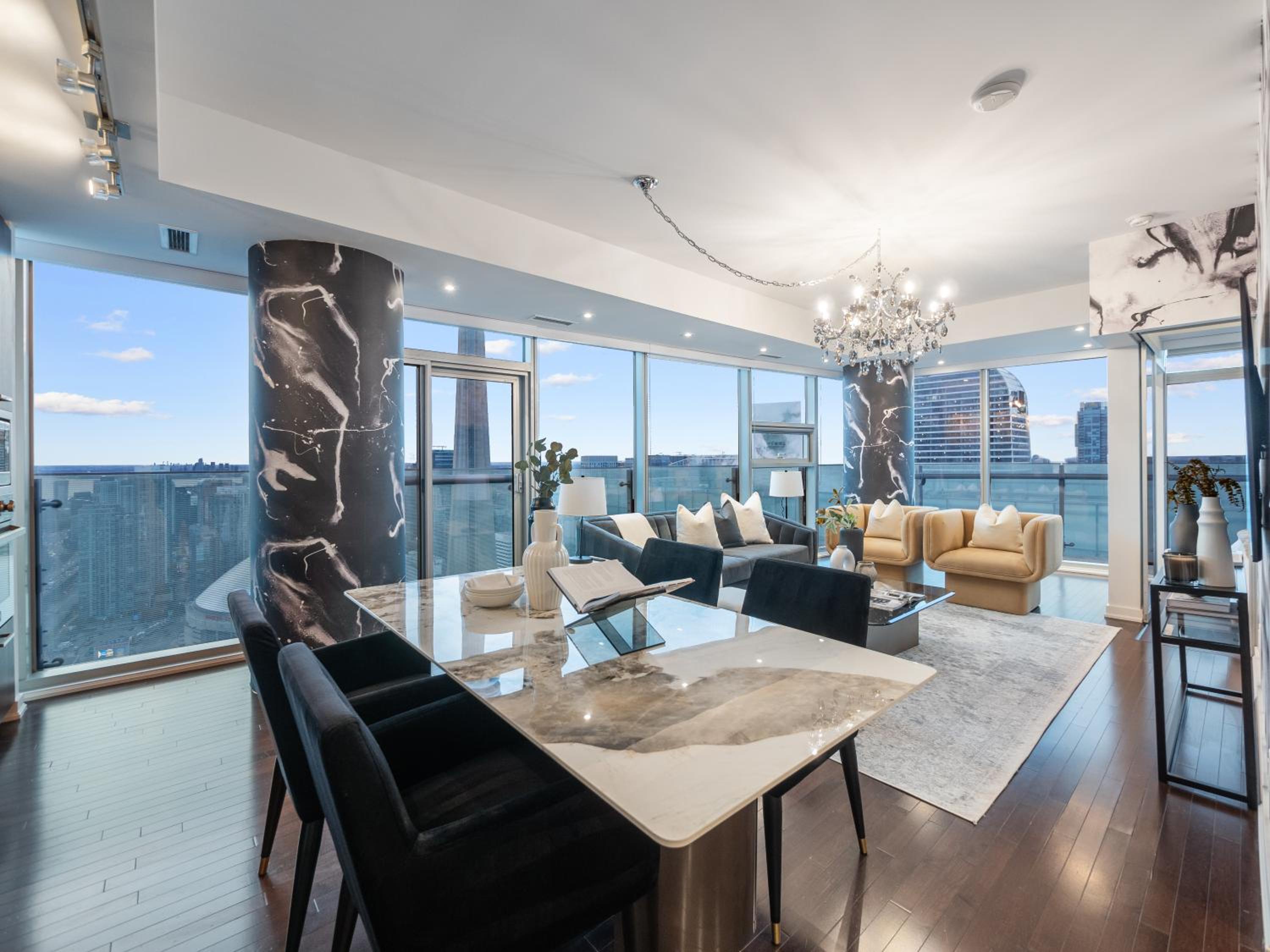 Luxury 2Br Condo Entertainment District Downtown CN Tower View Balcony Pool & Hot Tub