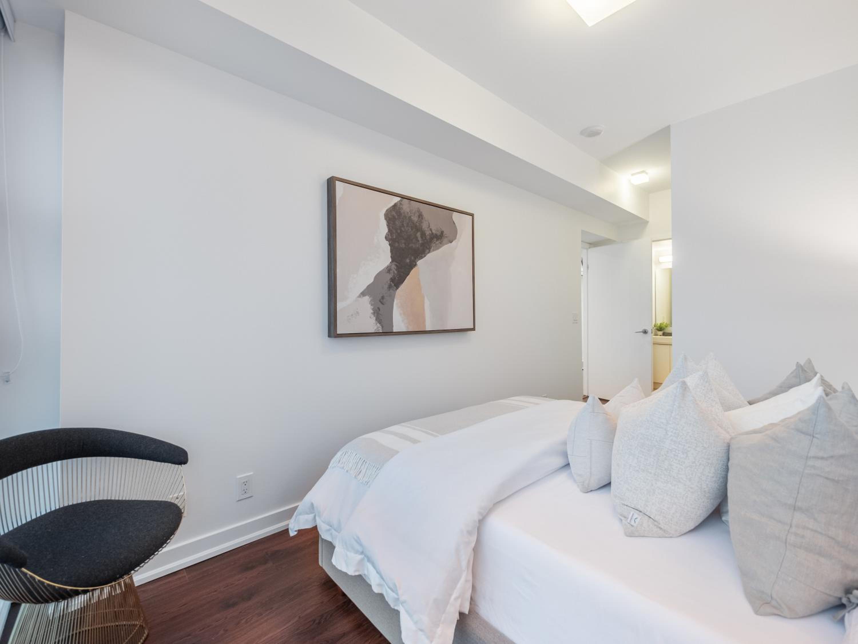 Luxury 2Br Condo Entertainment District Downtown CN Tower View Balcony Pool & Hot Tub