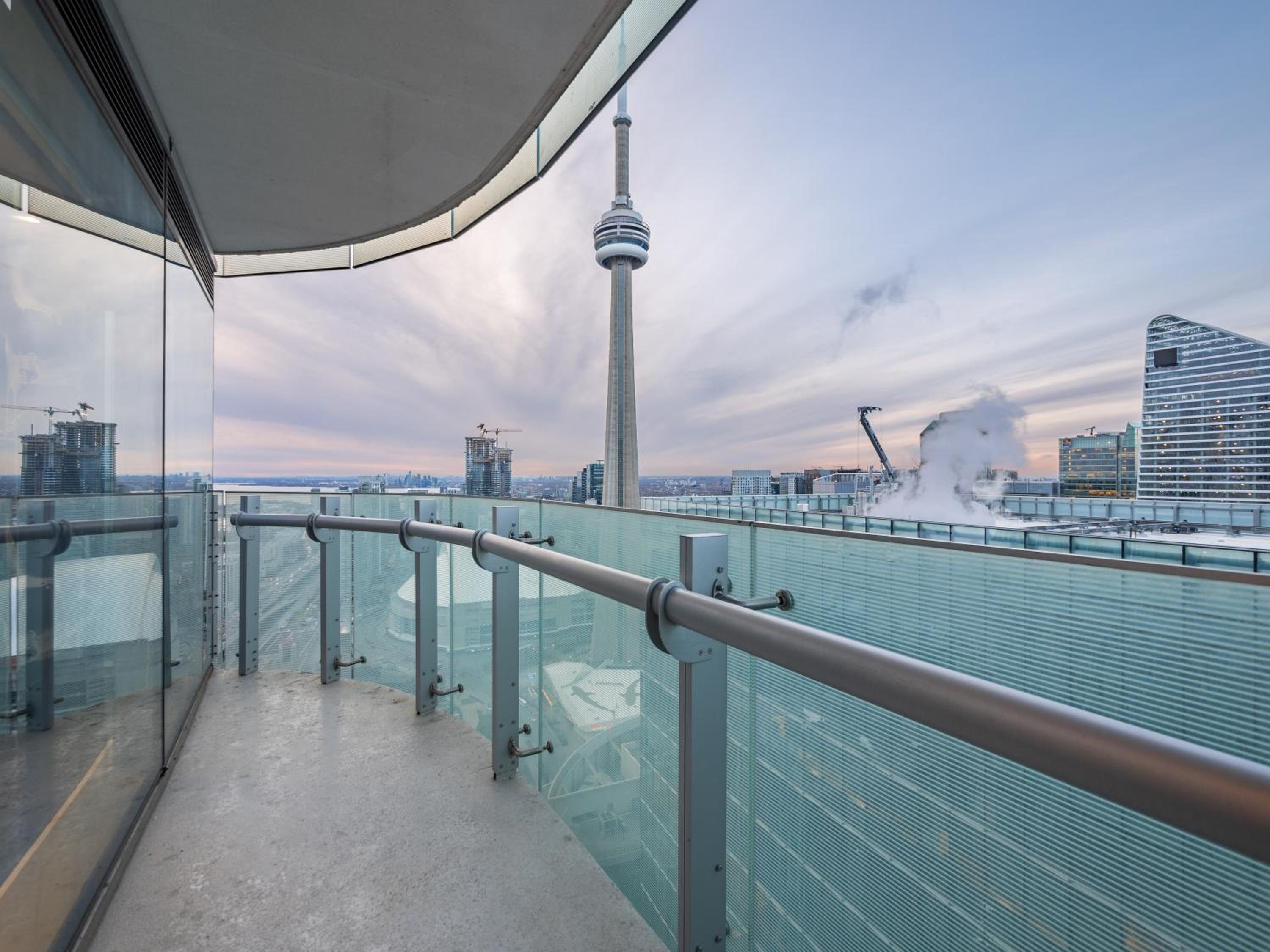 Luxury 2Br Condo Entertainment District Downtown CN Tower View Balcony Pool & Hot Tub