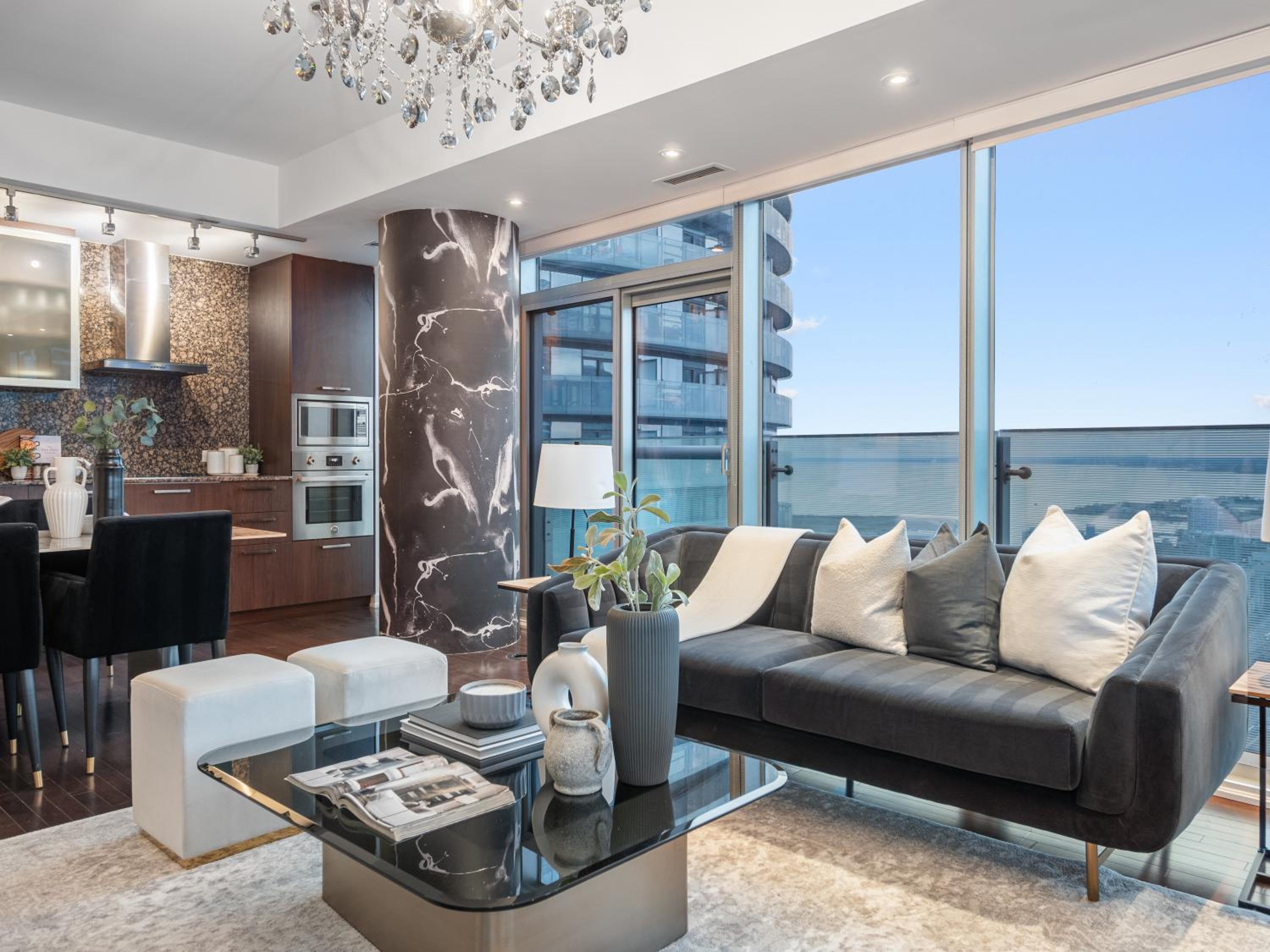 Luxury 2Br Condo Entertainment District Downtown CN Tower View Balcony Pool & Hot Tub