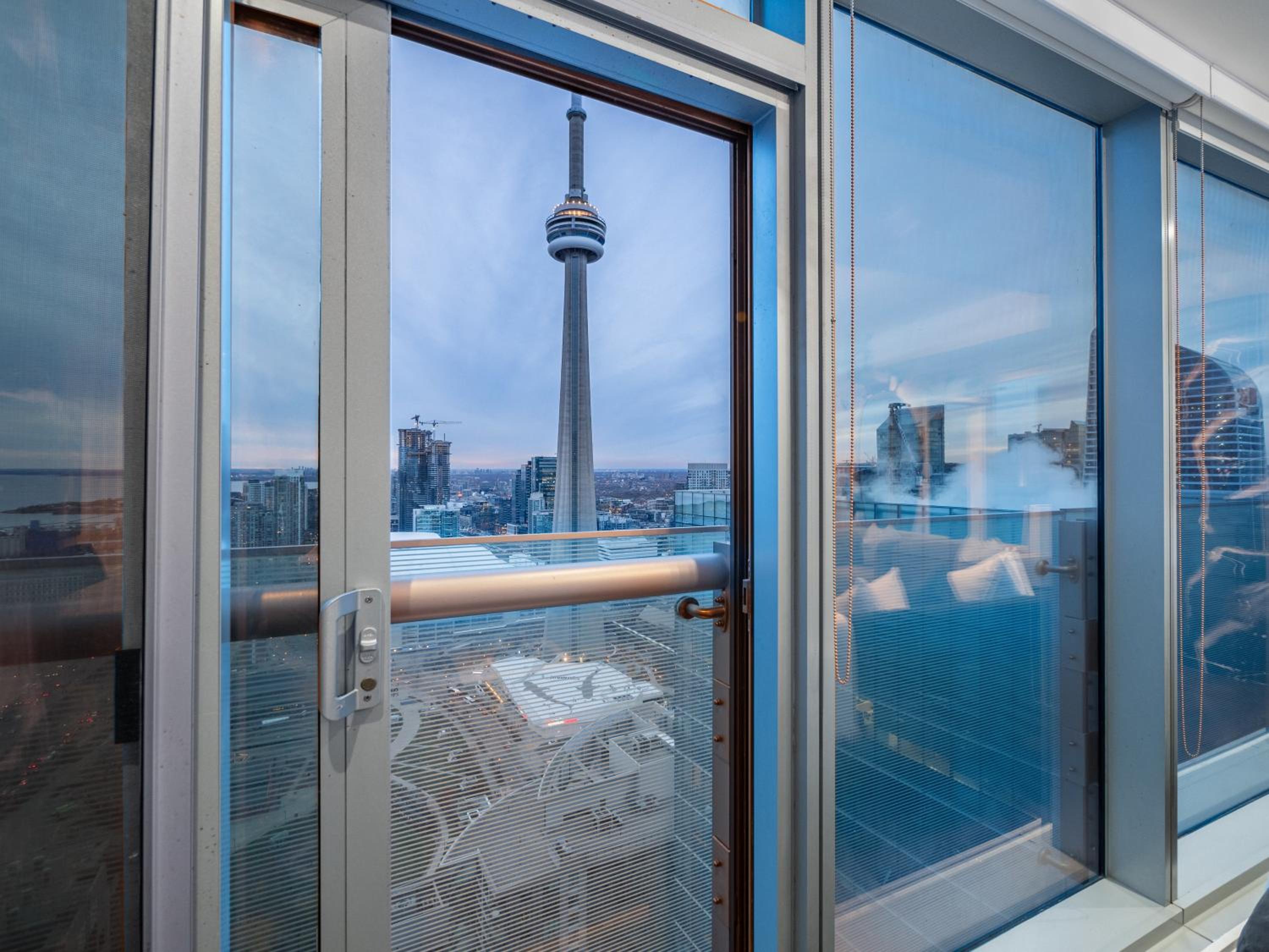 Luxury 2Br Condo Entertainment District Downtown CN Tower View Balcony Pool & Hot Tub