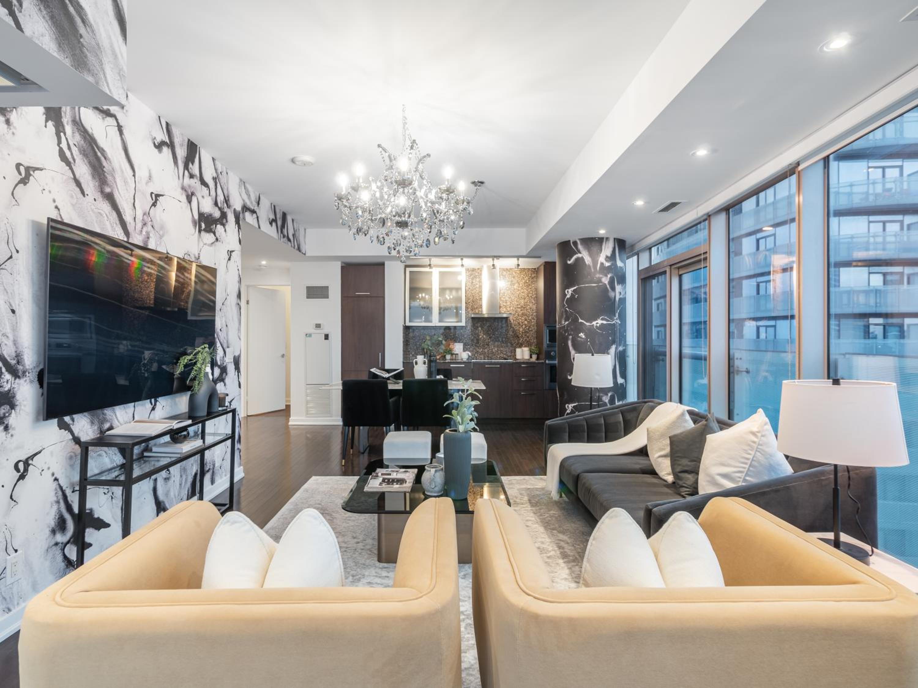 Luxury 2Br Condo Entertainment District Downtown CN Tower View Balcony Pool & Hot Tub