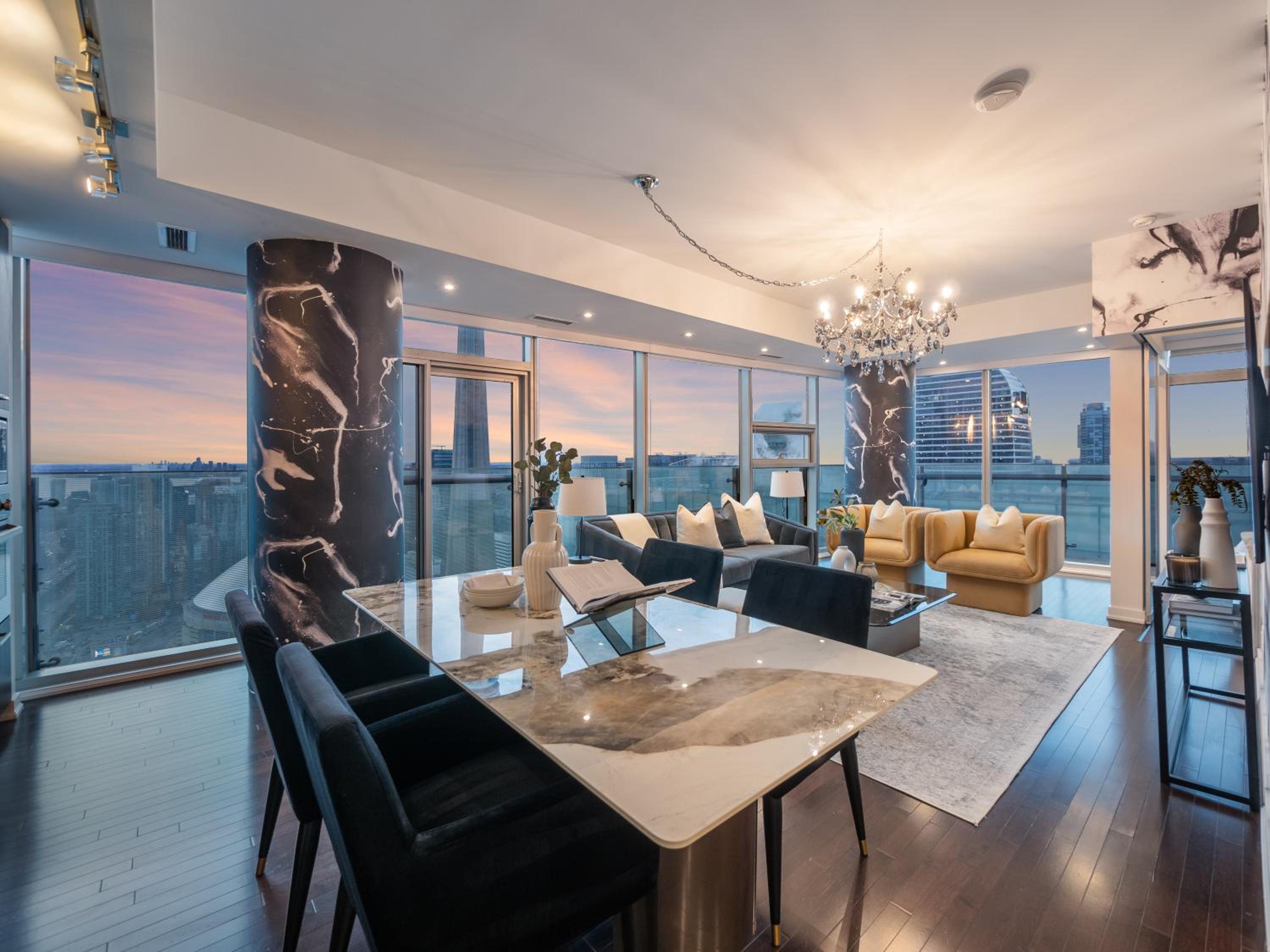 Luxury 2Br Condo Entertainment District Downtown CN Tower View Balcony Pool & Hot Tub