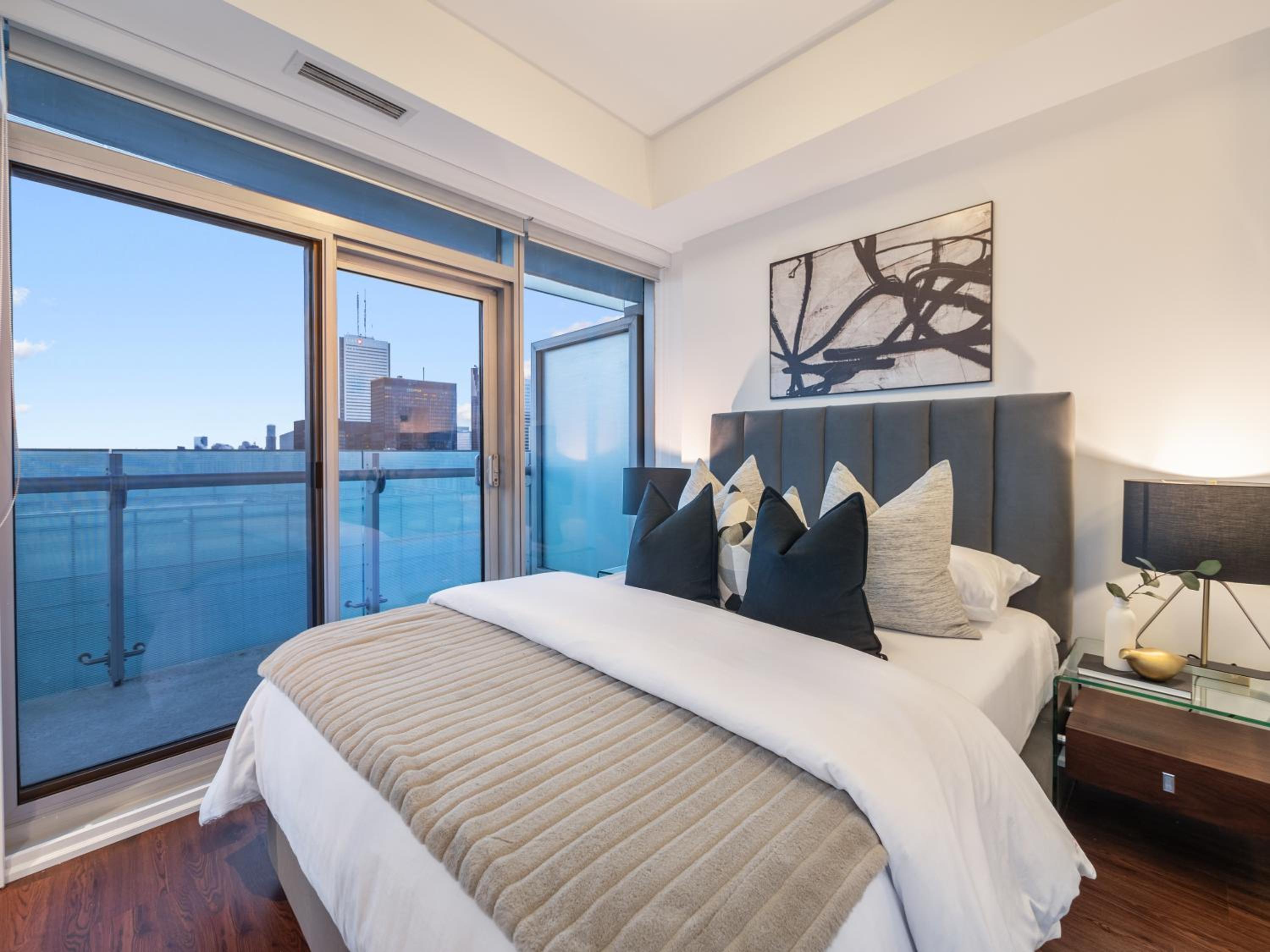 Luxury 2Br Condo Entertainment District Downtown CN Tower View Balcony Pool & Hot Tub