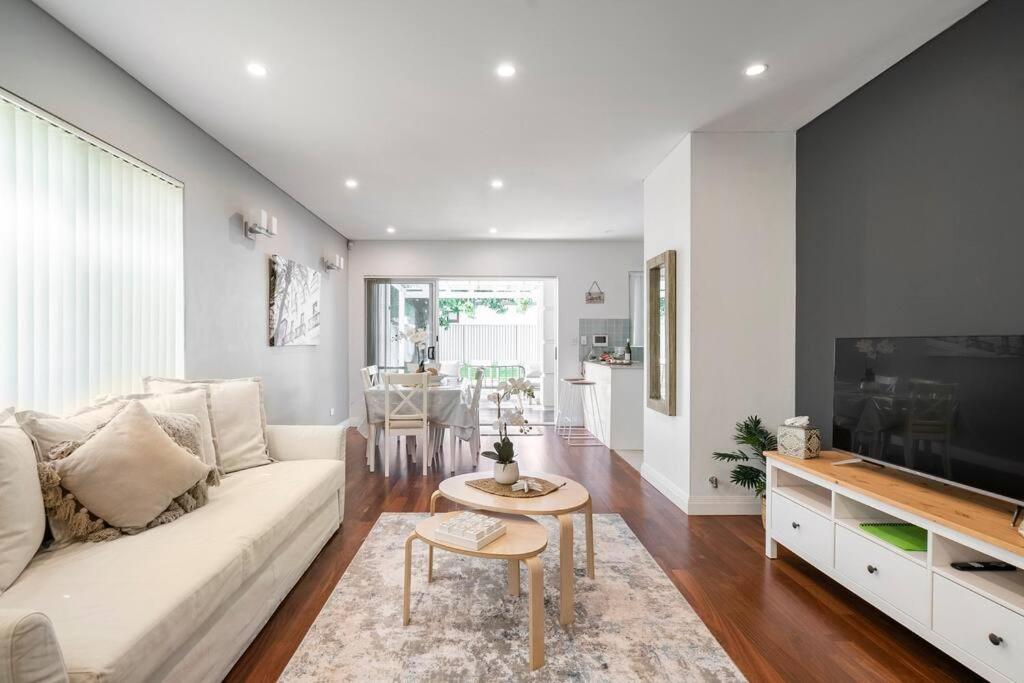 NEW furnish, 3 min SYD airport, 1 min walk beach