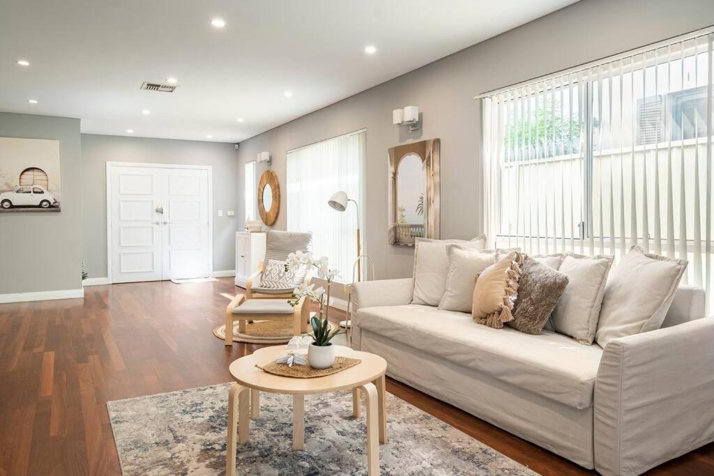 NEW furnish, 3 min SYD airport, 1 min walk beach