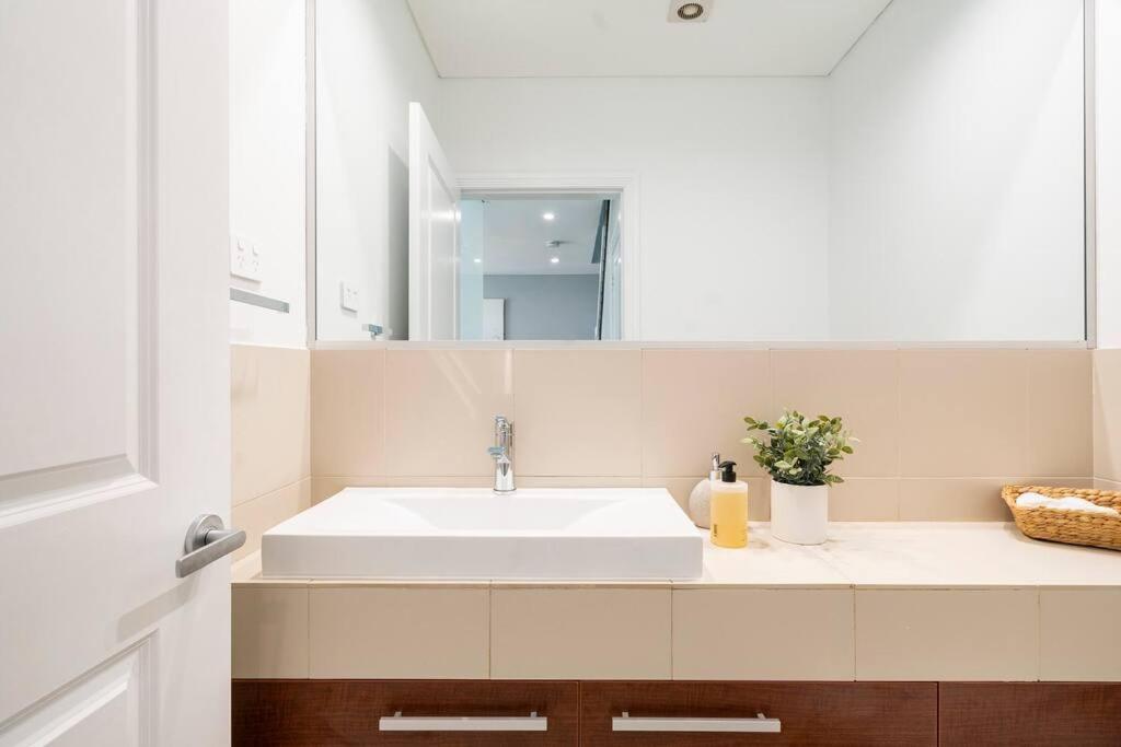 NEW furnish, 3 min SYD airport, 1 min walk beach