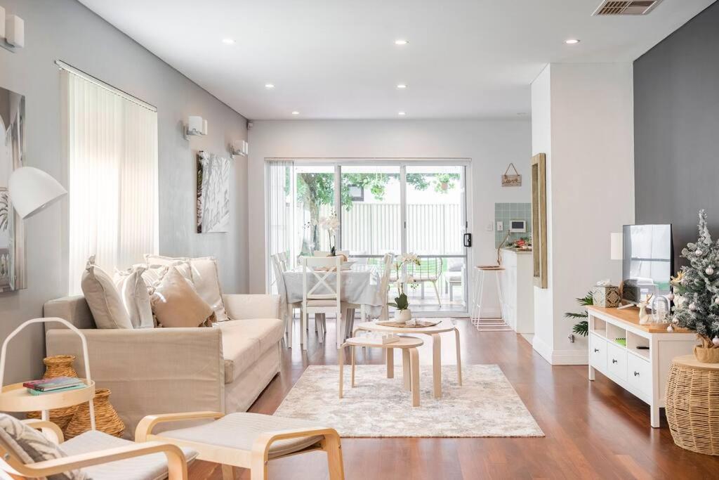 NEW furnish, 3 min SYD airport, 1 min walk beach