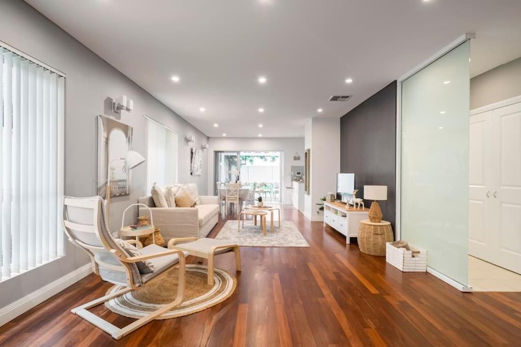 NEW furnish, 3 min SYD airport, 1 min walk beach