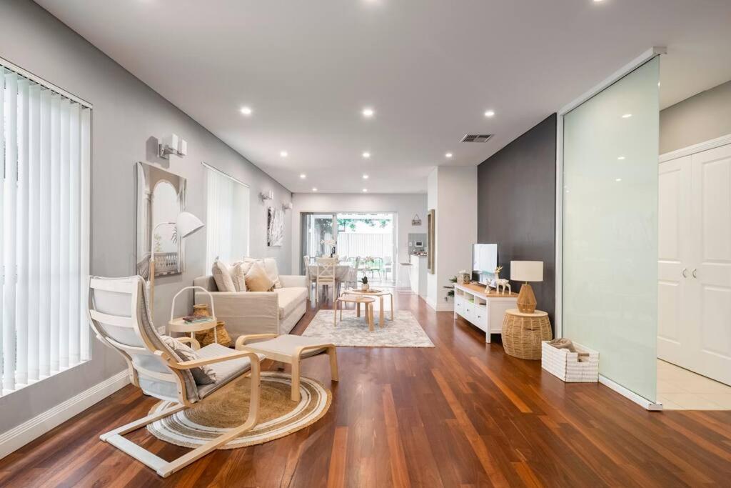 NEW furnish, 3 min SYD airport, 1 min walk beach