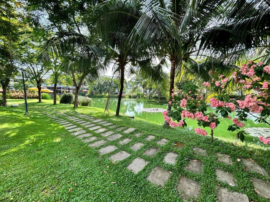 Lake view Villa in Nam Long - Villa bờ hồ khu biệt thự Nam Long view 4