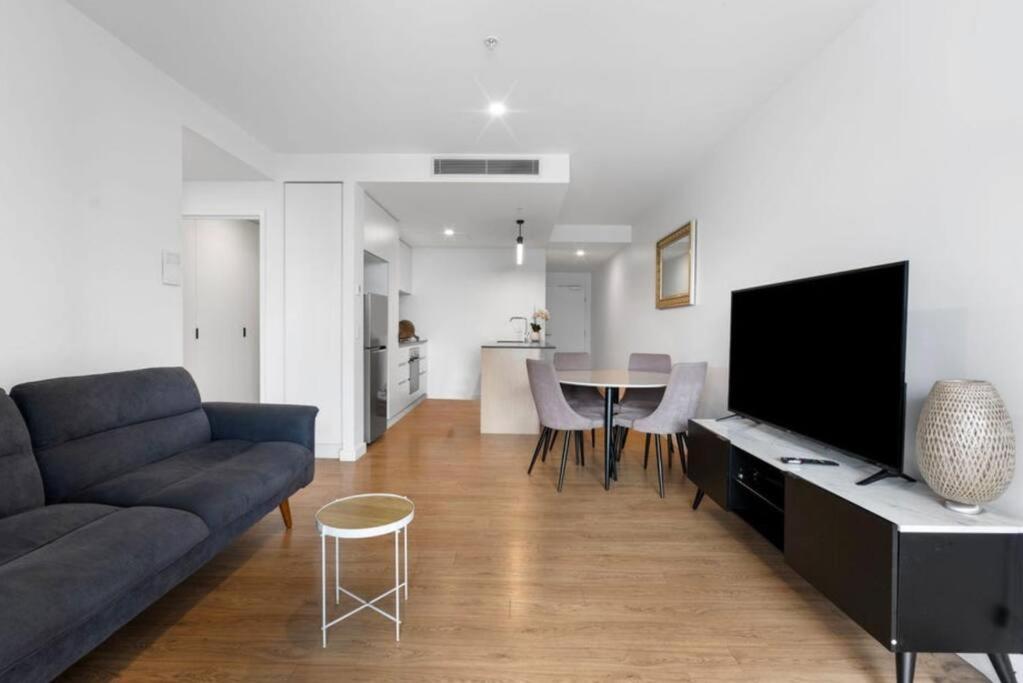 2B1B South Brisbane Apt W/Parking,Pool, Gym, Sauna