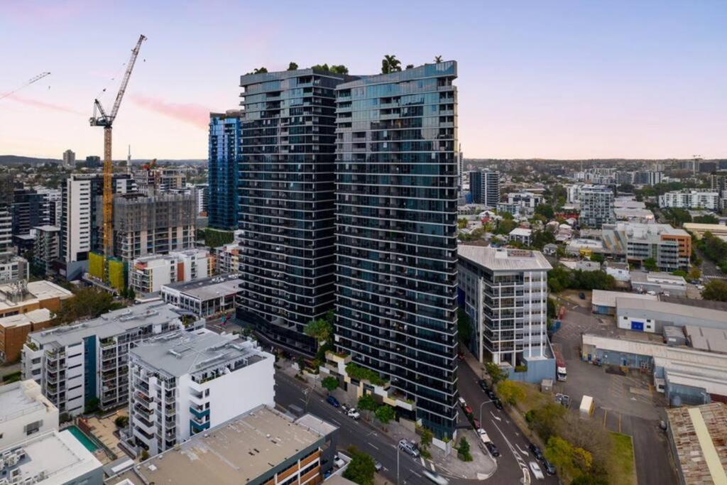 2B1B South Brisbane Apt W/Parking,Pool, Gym, Sauna