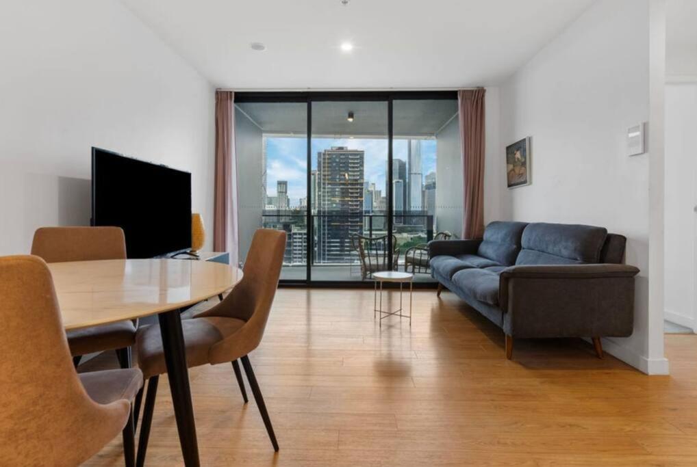 2B1B South Brisbane Apt W/Parking,Pool, Gym, Sauna