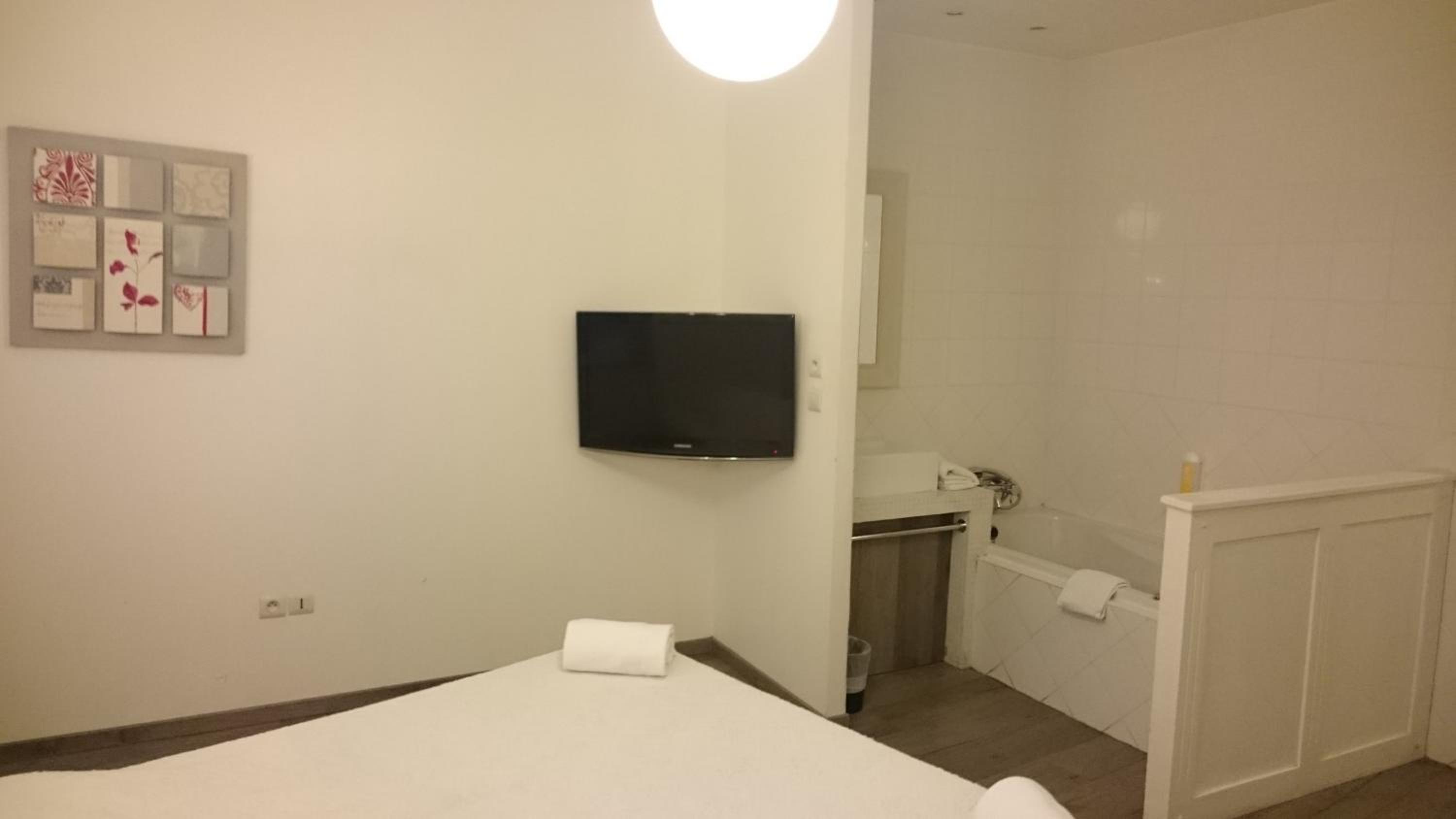 Hotel Le 5 en Martigues — hotel room
