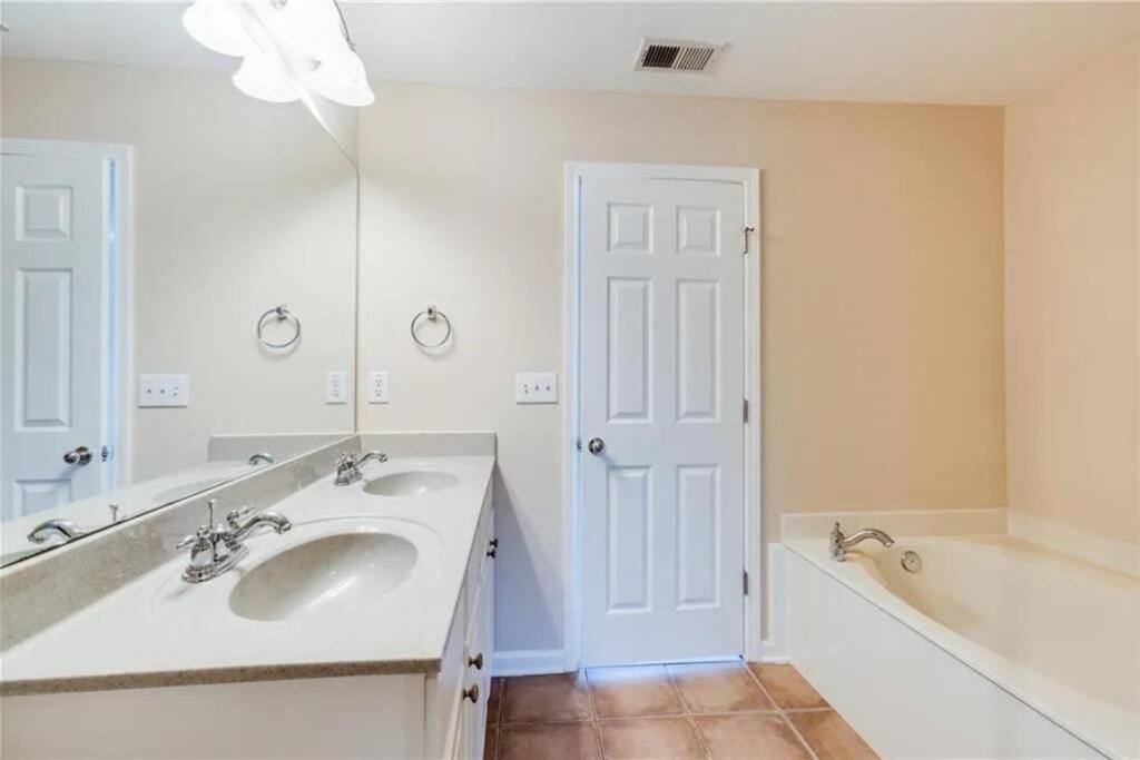 Luxury Gated Cascades Oasis - Tempur-Pedic Beds & Gated Community view 2