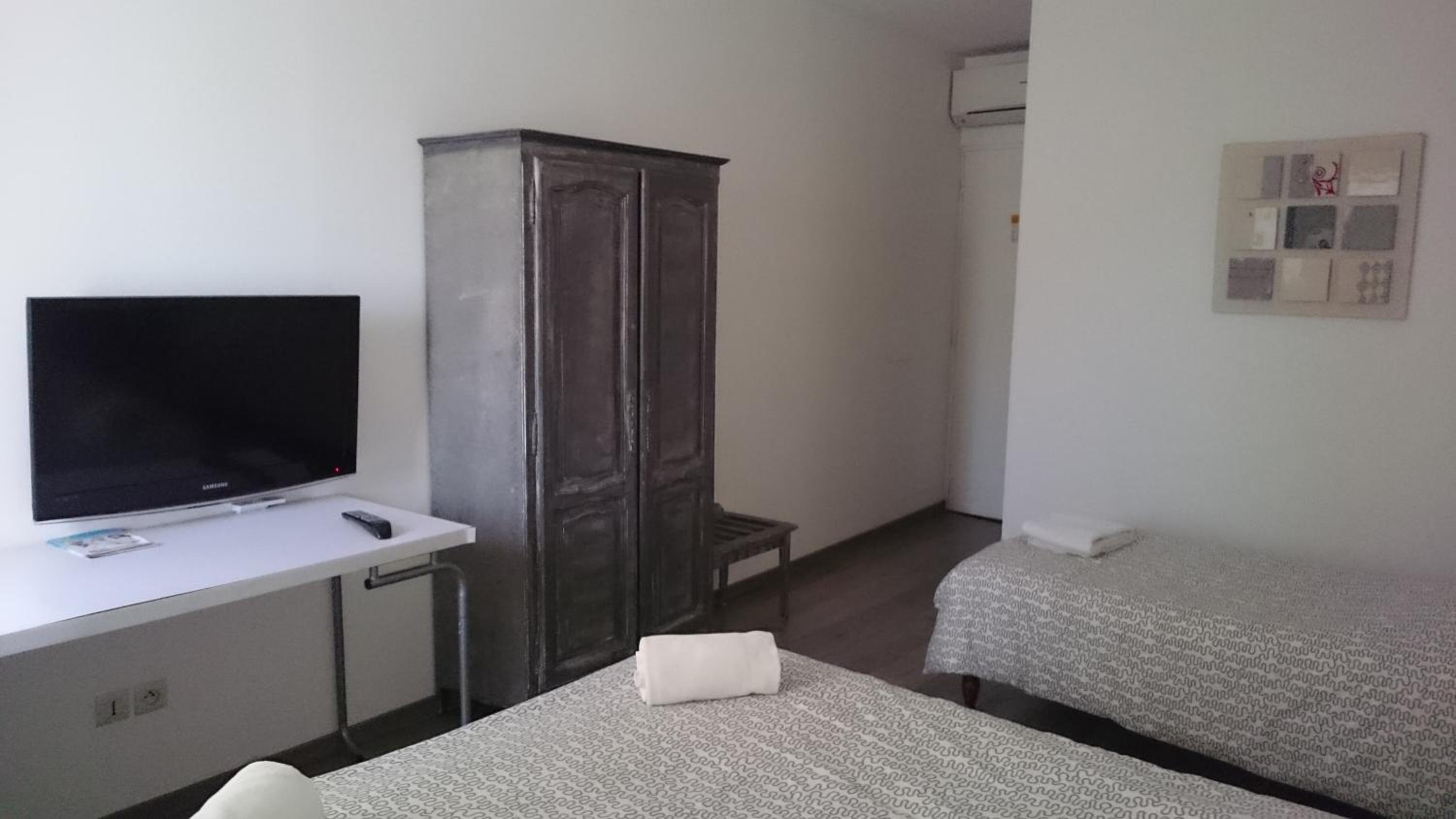 Hotel Le 5 en Martigues — hotel room