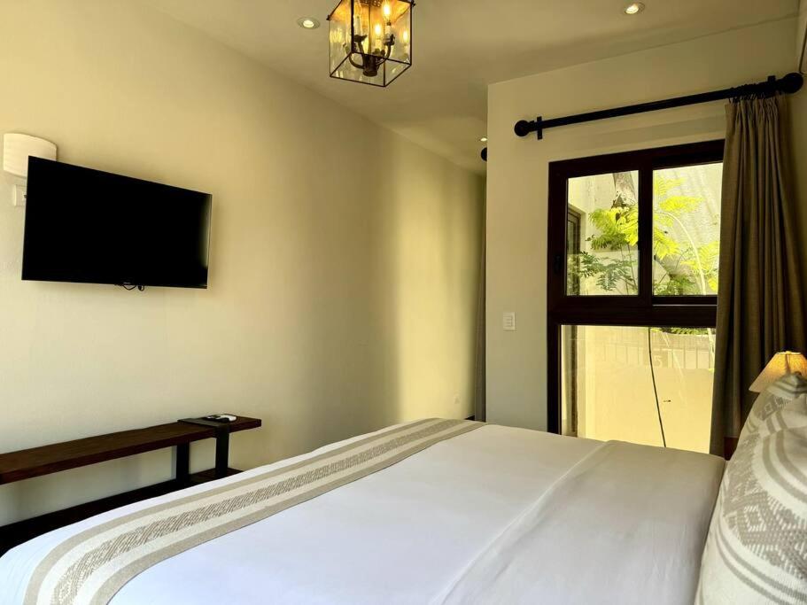 Luxury 2BR Condo AC Near Rosewood - 3 min walk view 5