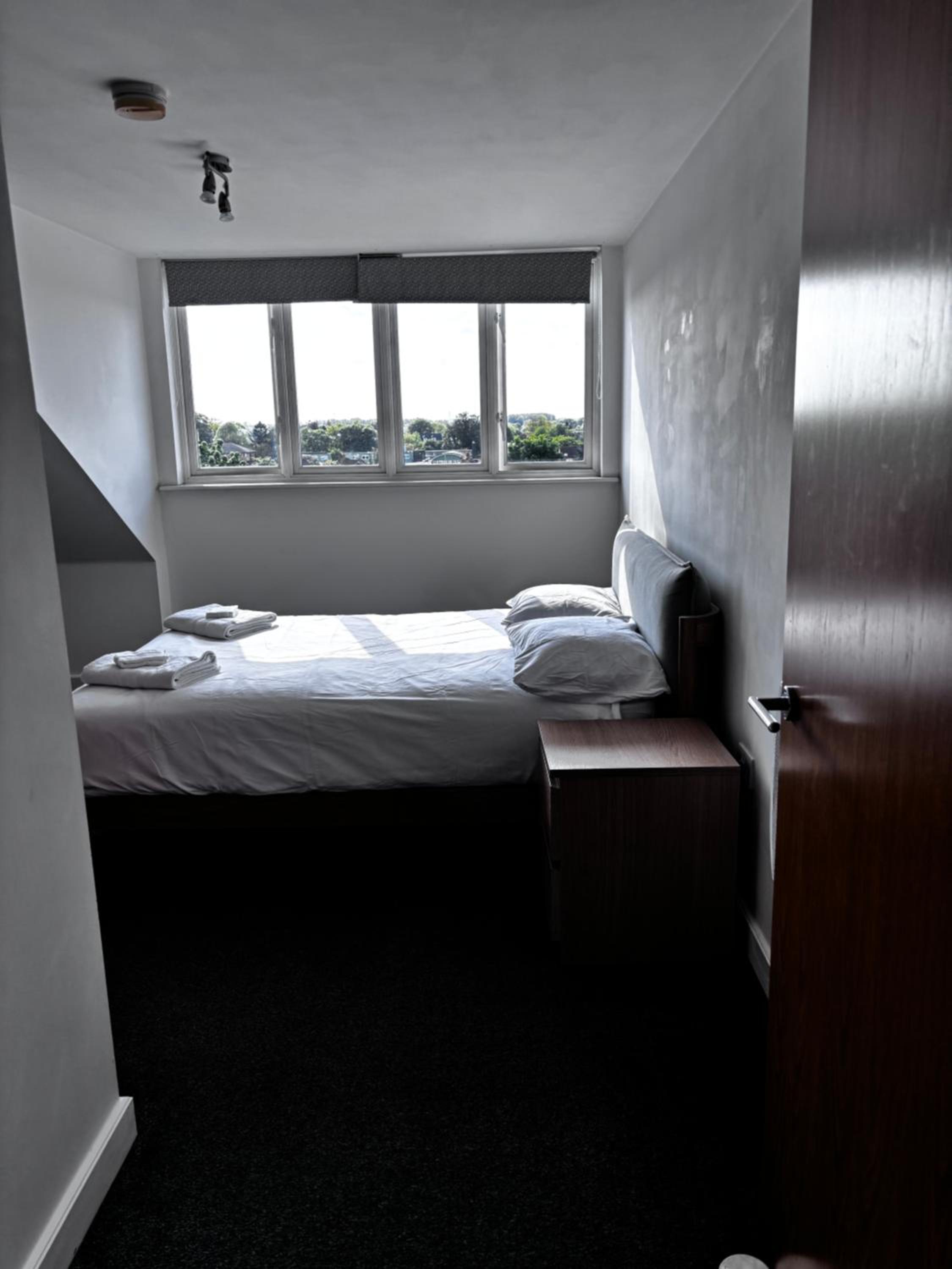 Lovely 3 bedroom penthouse apartment near Heathrow view 4