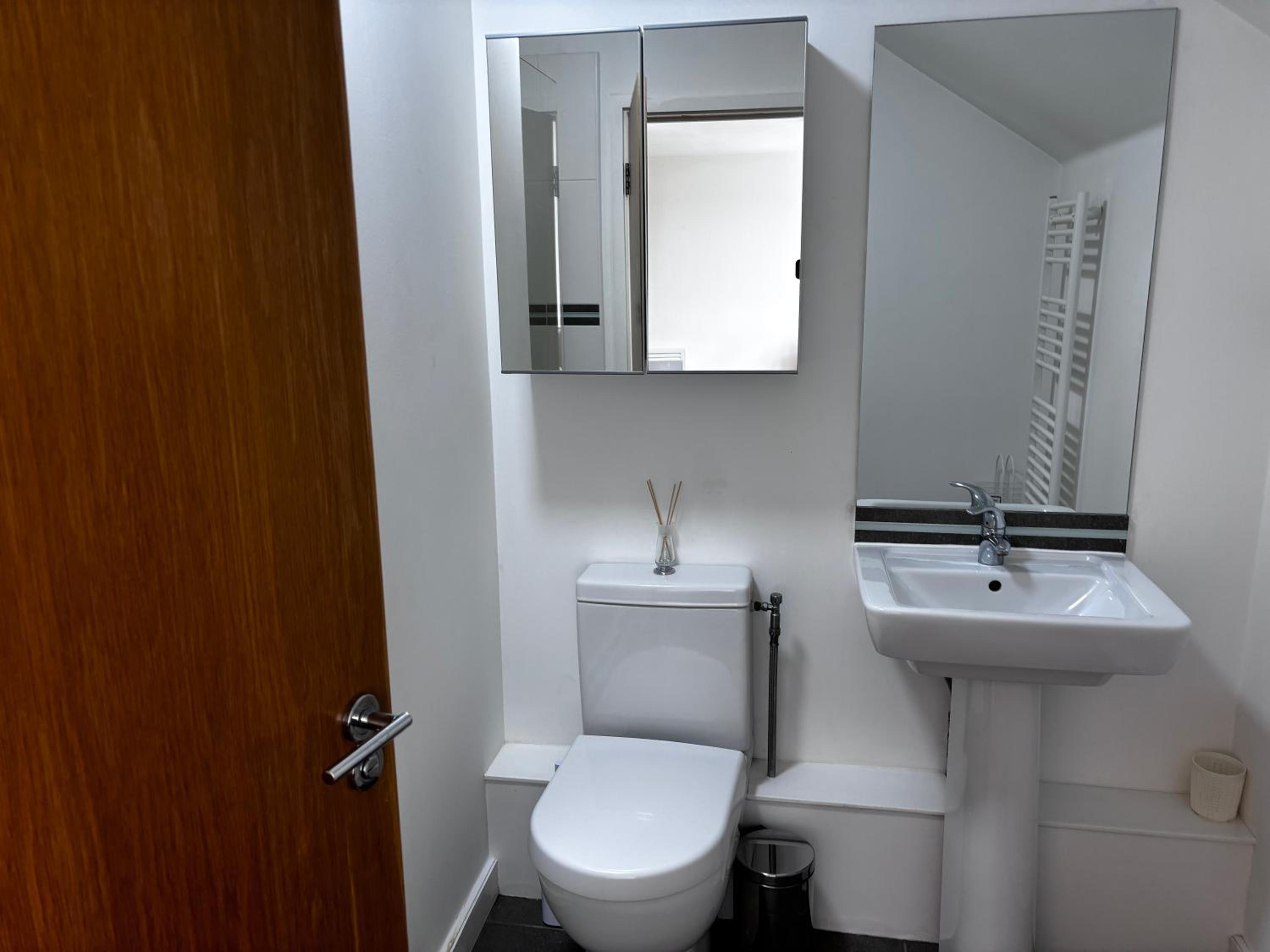 Lovely 3 bedroom penthouse apartment near Heathrow view 5