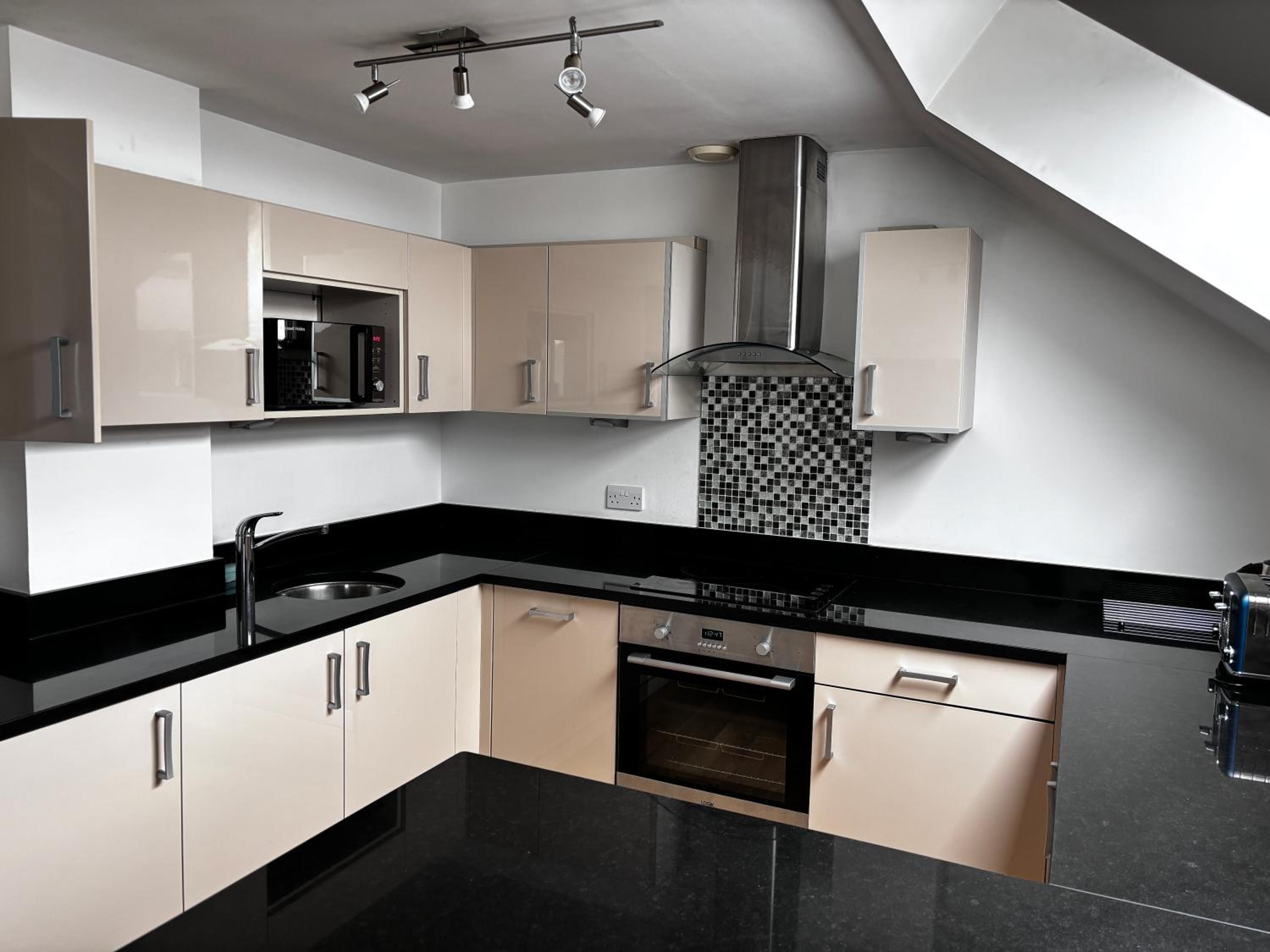 Lovely 3 bedroom penthouse apartment near Heathrow view 2