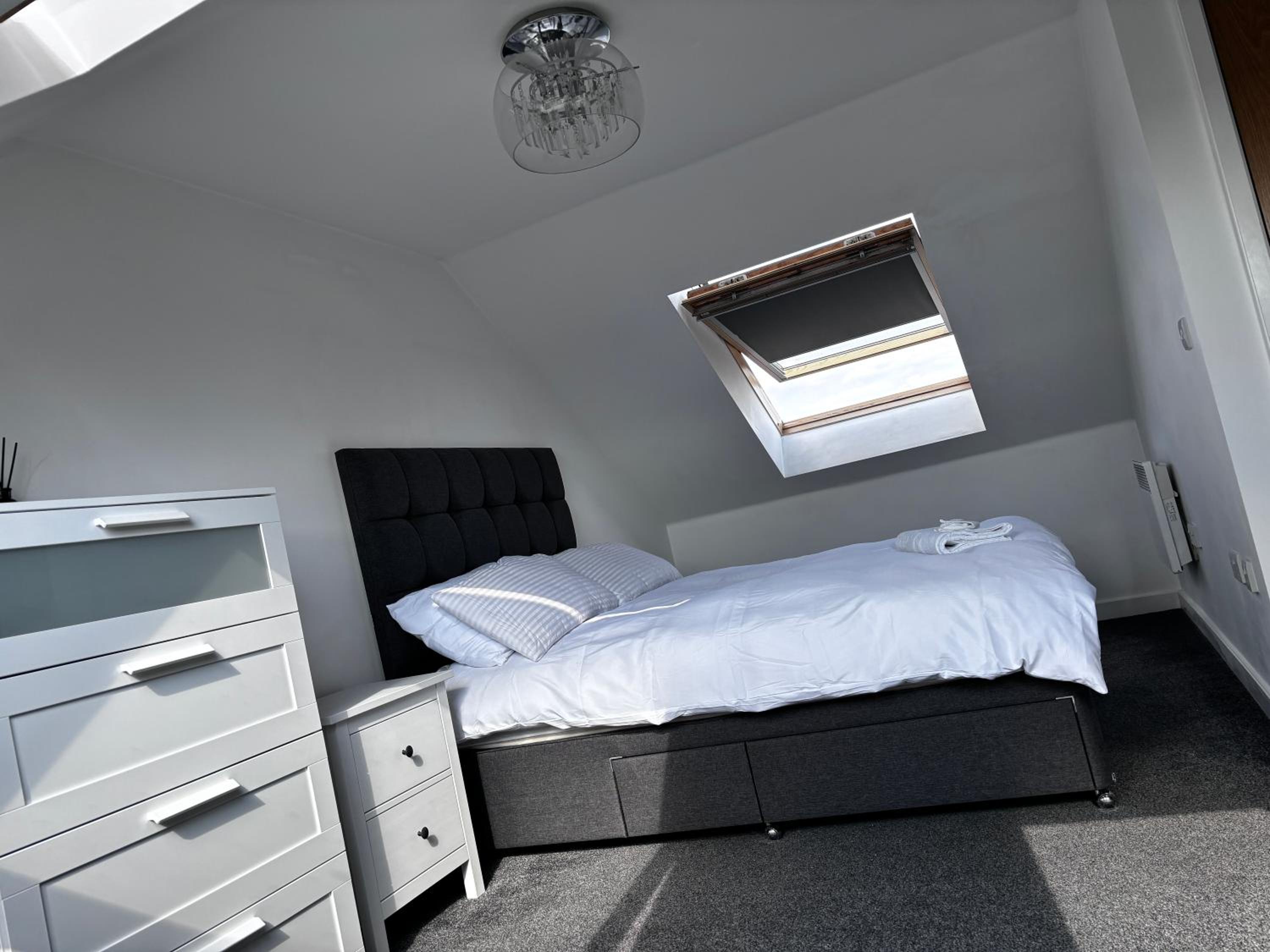 Lovely 3 bedroom penthouse apartment near Heathrow view 3
