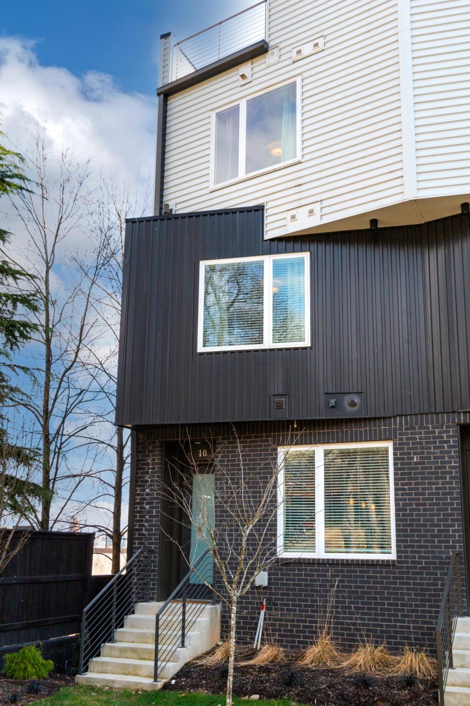 Luxury Townhome Skyline Views Mins To DT view 3