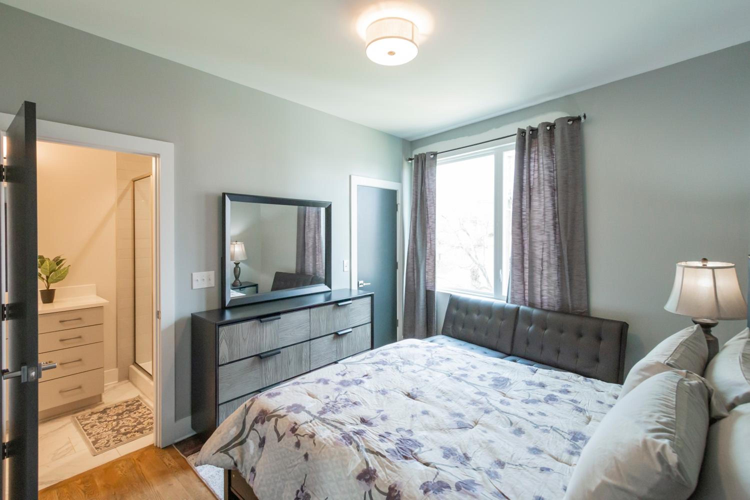 Luxury Townhome Skyline Views Mins To DT view 4