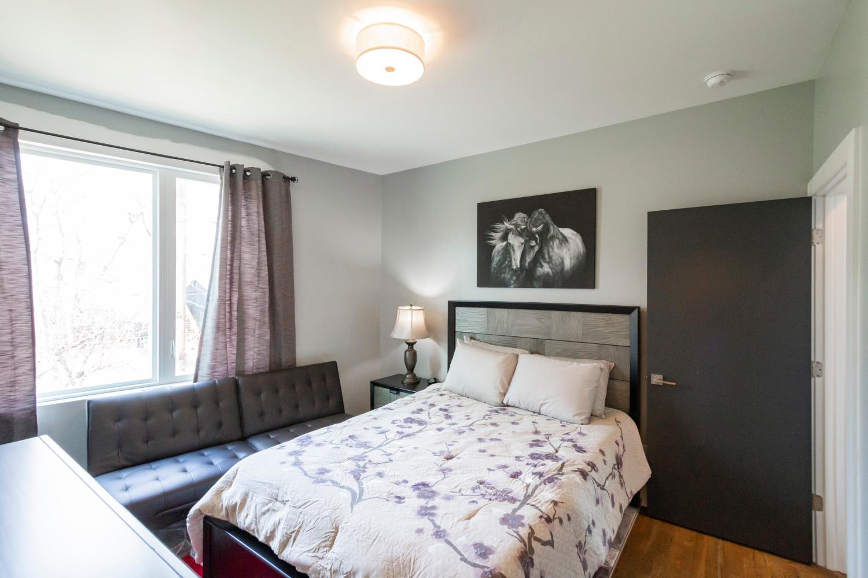 Luxury Townhome Skyline Views Mins To DT view 5