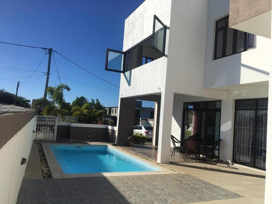 4-Bedroom Luxury house with Pool and A/C view 3