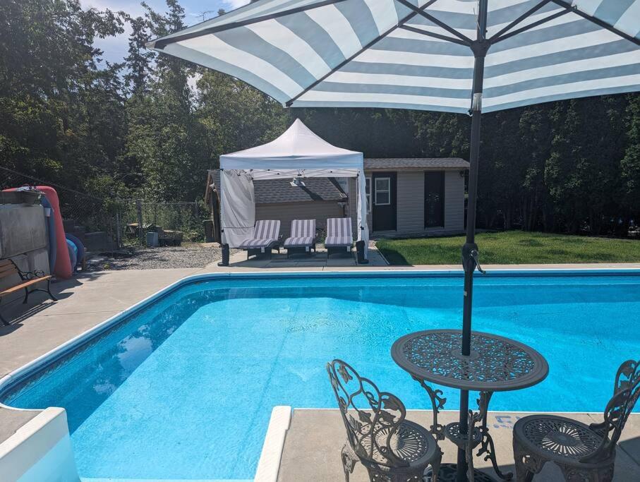 Kelowna Vacations - 2 Suites Not-Interconnected - 2 plus 1 Washroom - Heated Pool and Hot Tub - Property Image 52