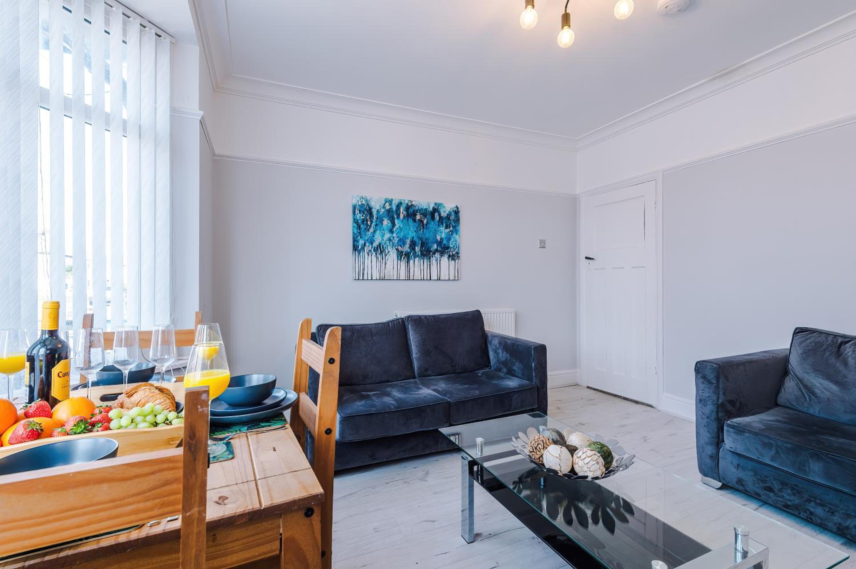 "Eastville Court Rhyl" by Greenstay Serviced Accommodation - A Cosy 2 Bedroom Bungalow with Parking, Dog Friendly, Close To Beaches, Shops & Restaurants -  view 4