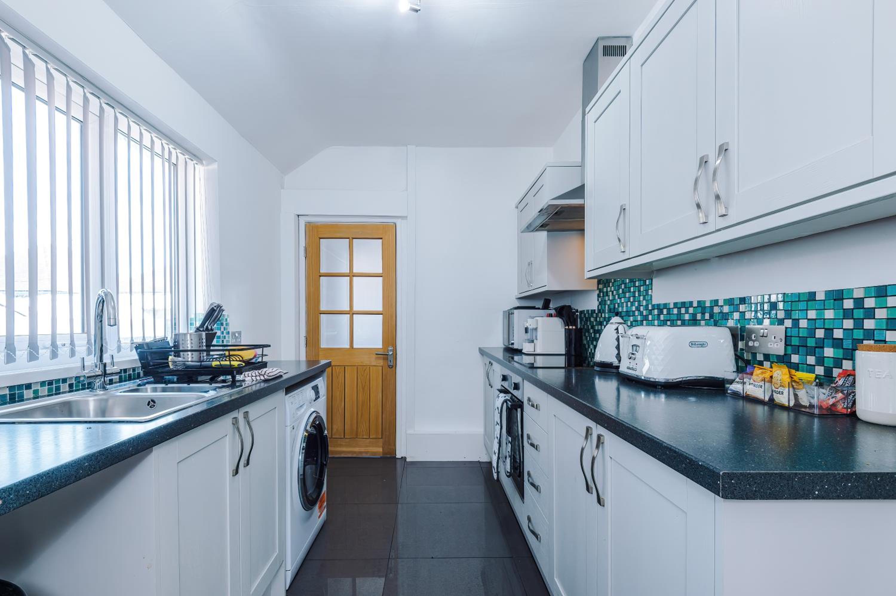 "Eastville Court Rhyl" by Greenstay Serviced Accommodation - A Cosy 2 Bedroom Bungalow with Parking, Dog Friendly, Close To Beaches, Shops & Restaurants -  view 5