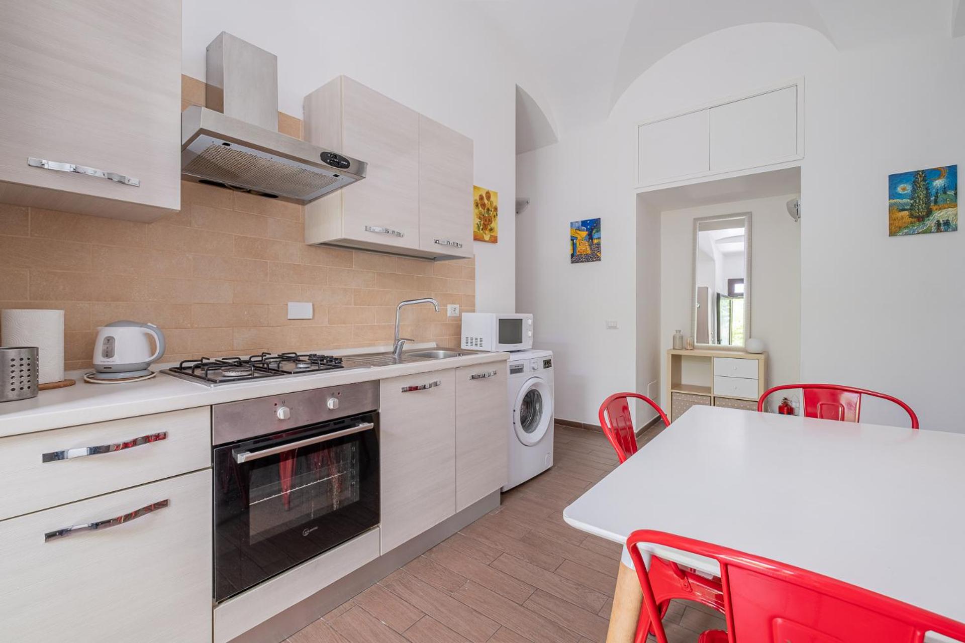 Castel Sant Angelo's Harmonious Apartment