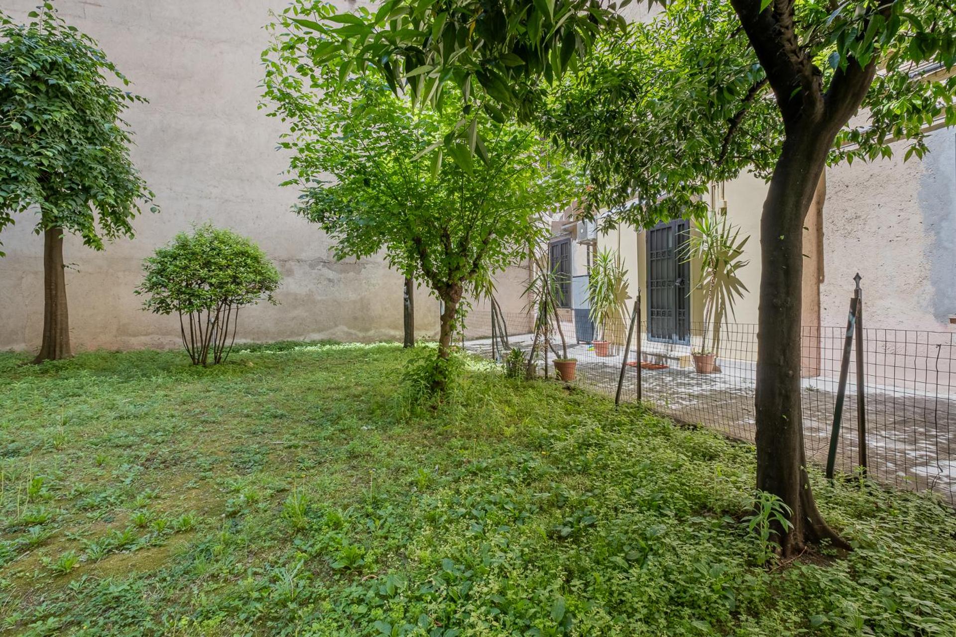 Castel Sant Angelo's Harmonious Apartment