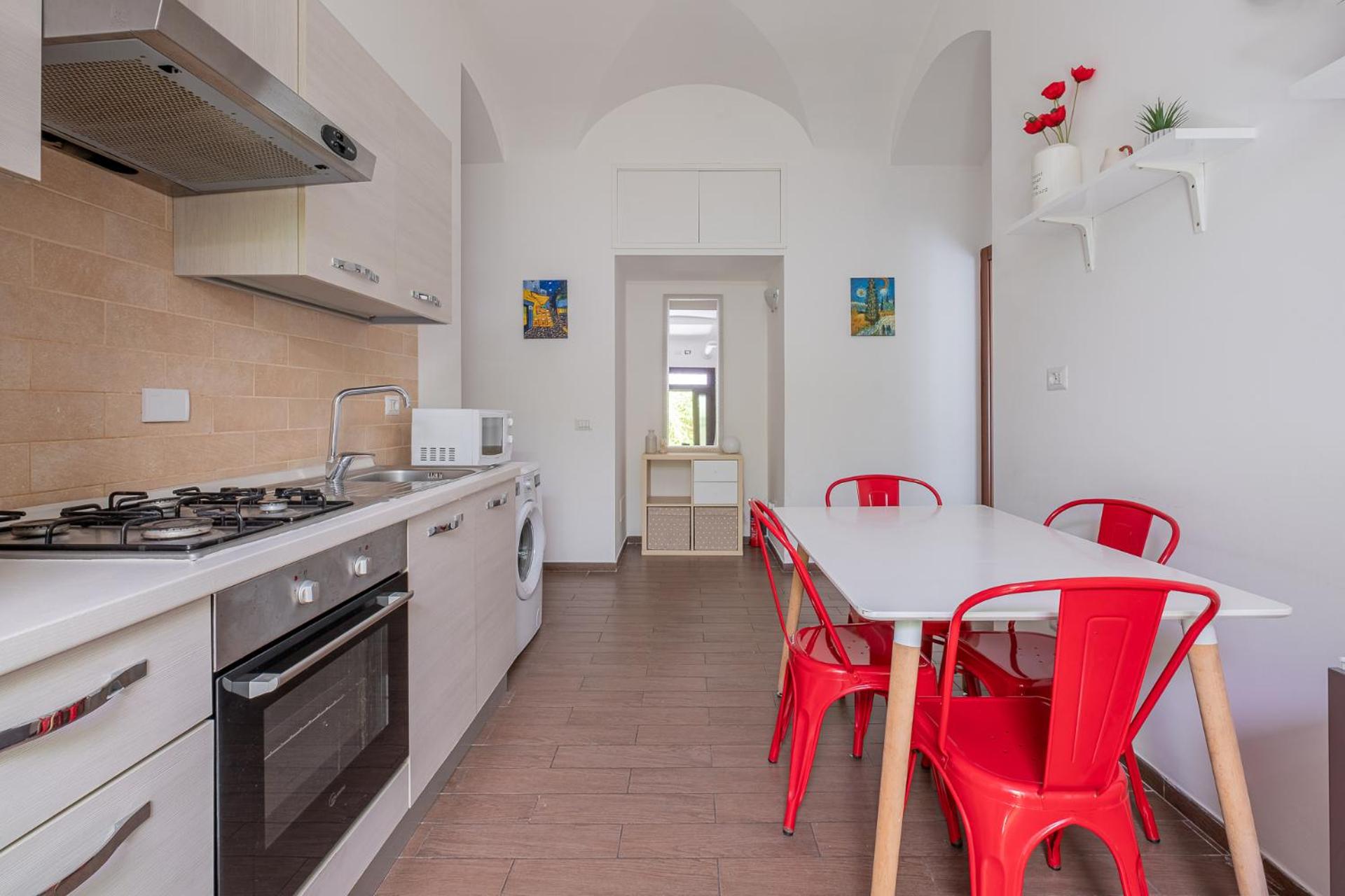 Castel Sant Angelo's Harmonious Apartment