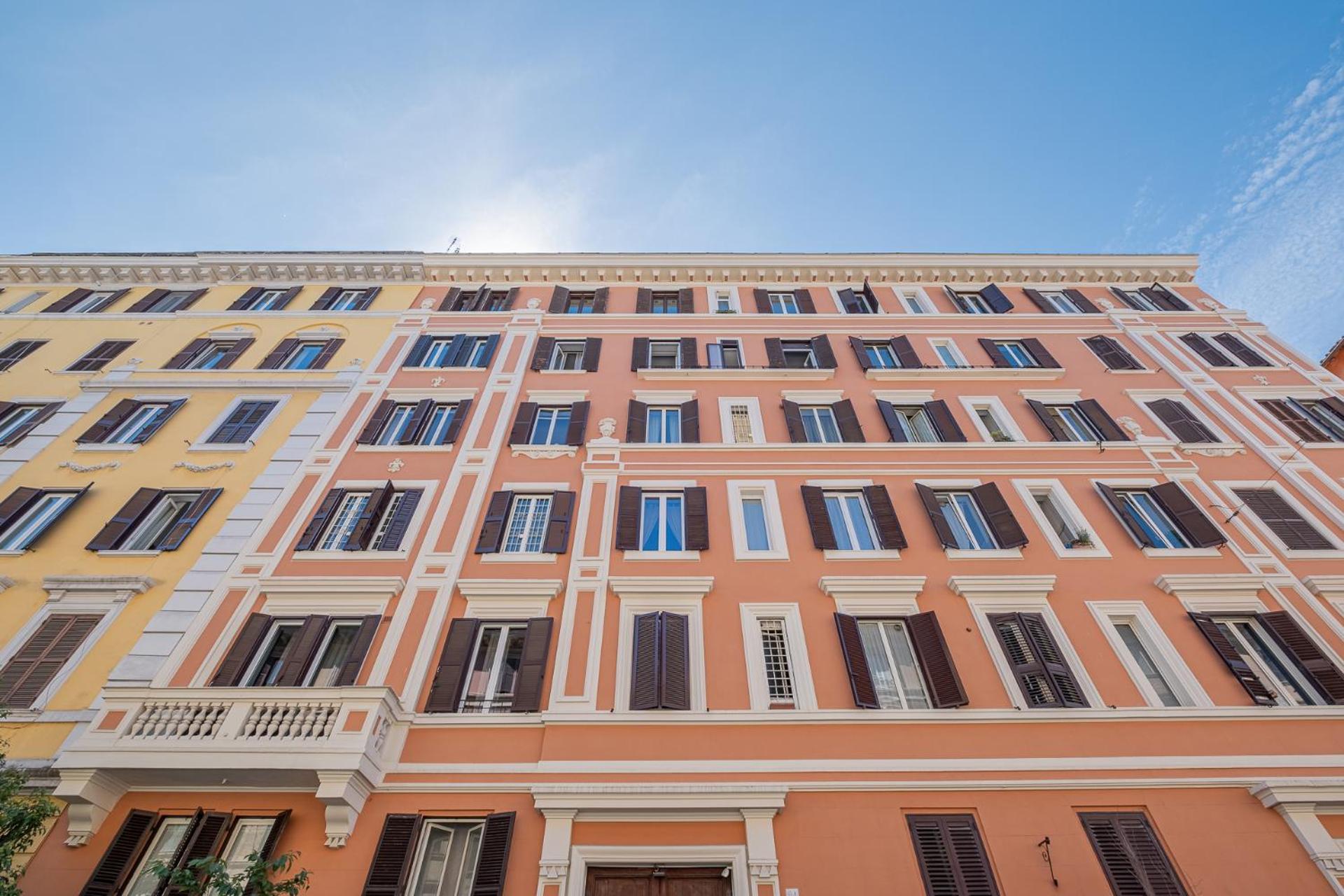 Castel Sant Angelo's Harmonious Apartment
