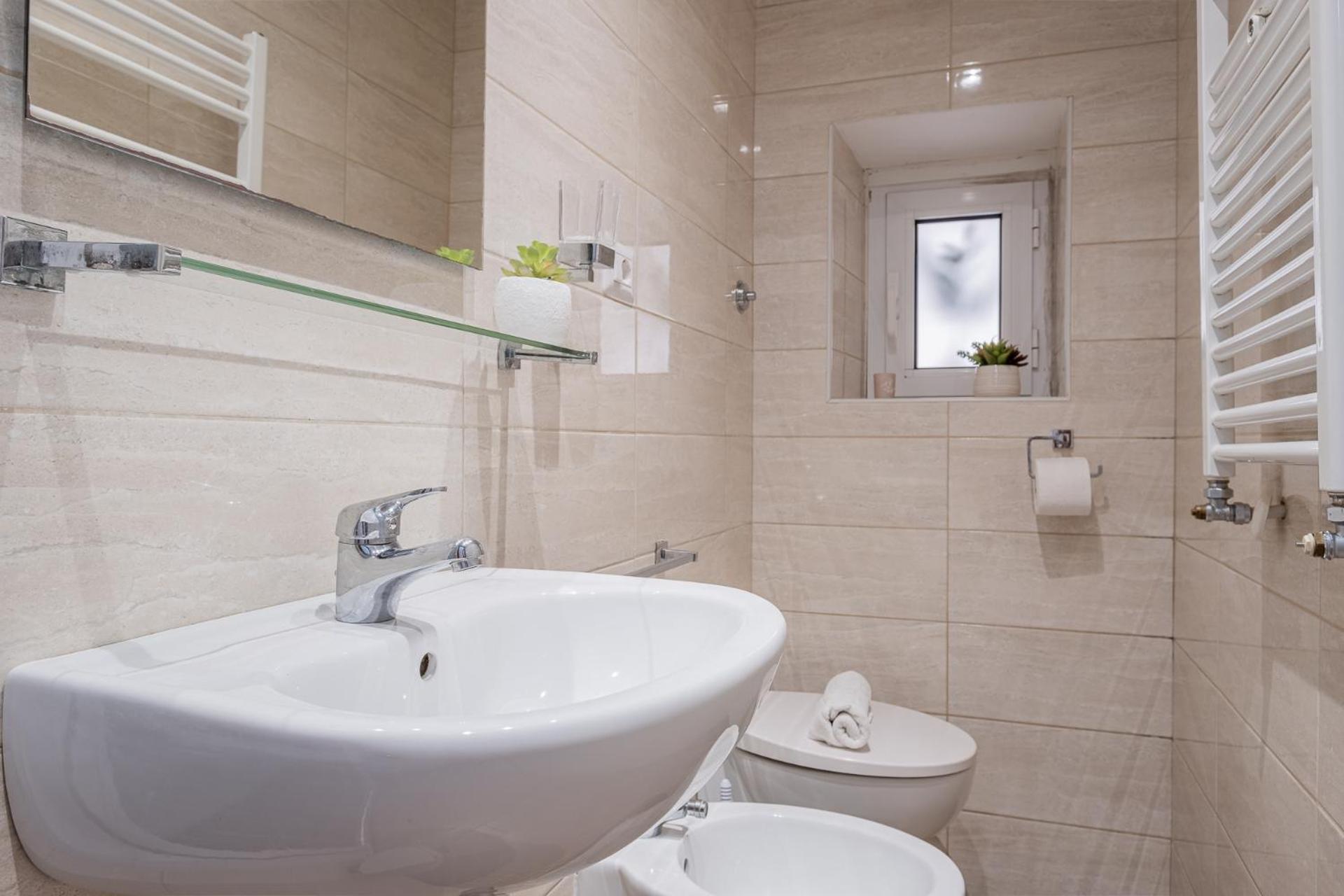 Castel Sant Angelo's Harmonious Apartment