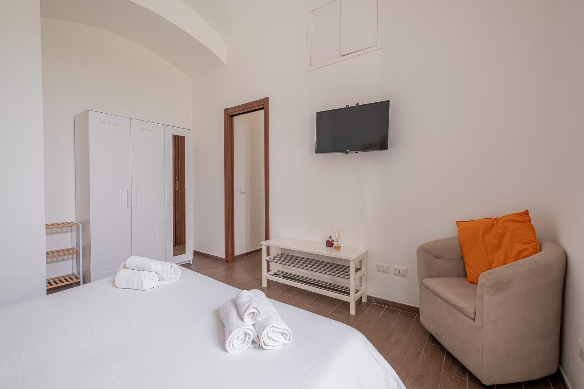 Castel Sant Angelo's Harmonious Apartment