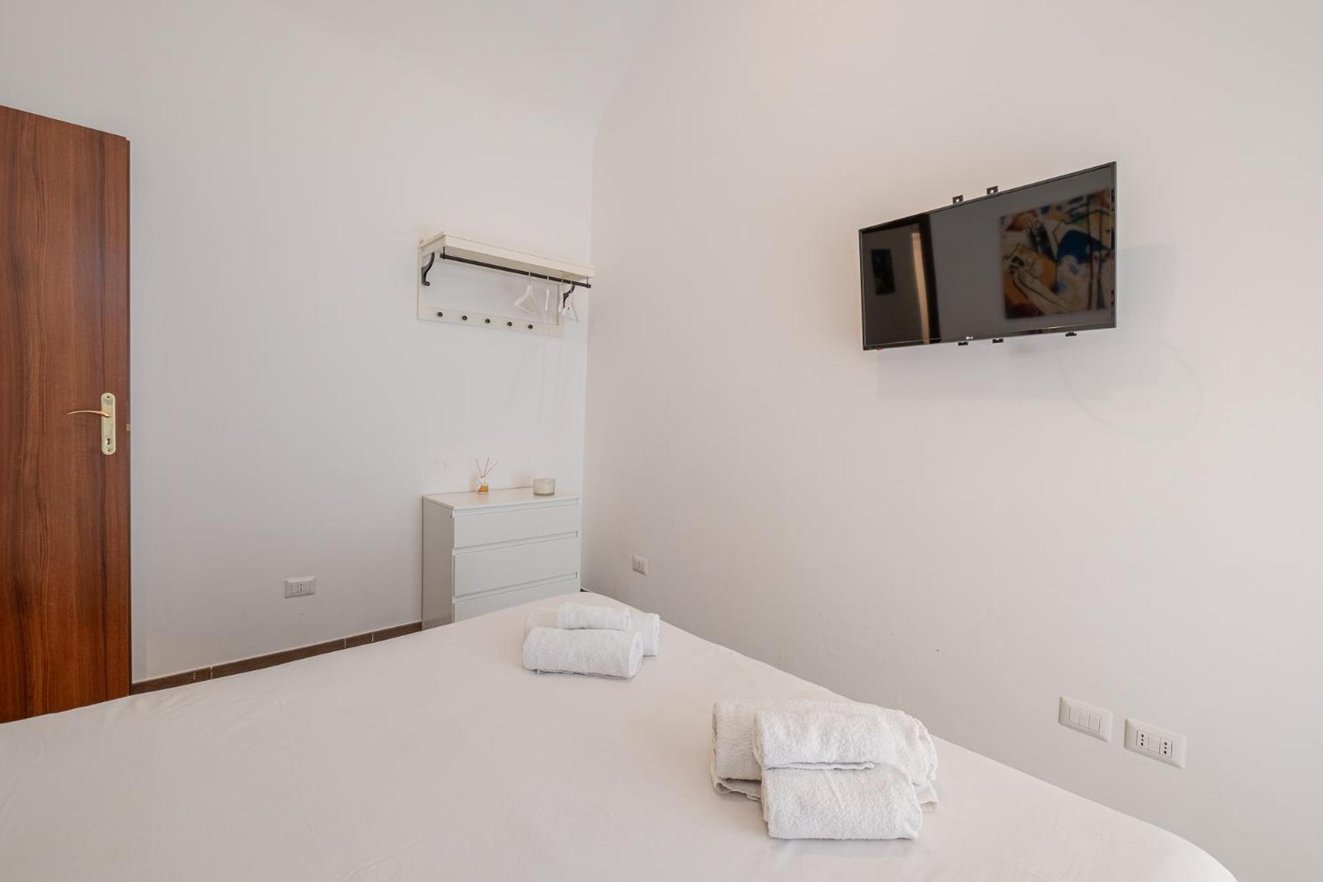 Castel Sant Angelo's Harmonious Apartment