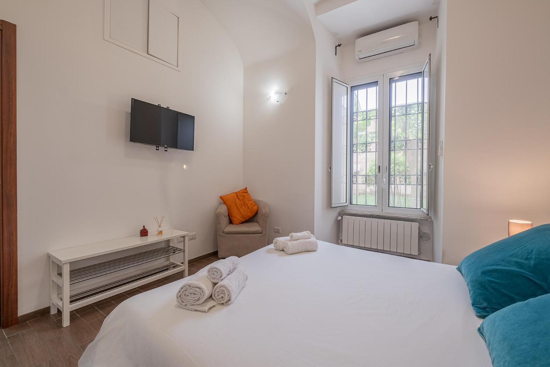 Castel Sant Angelo's Harmonious Apartment