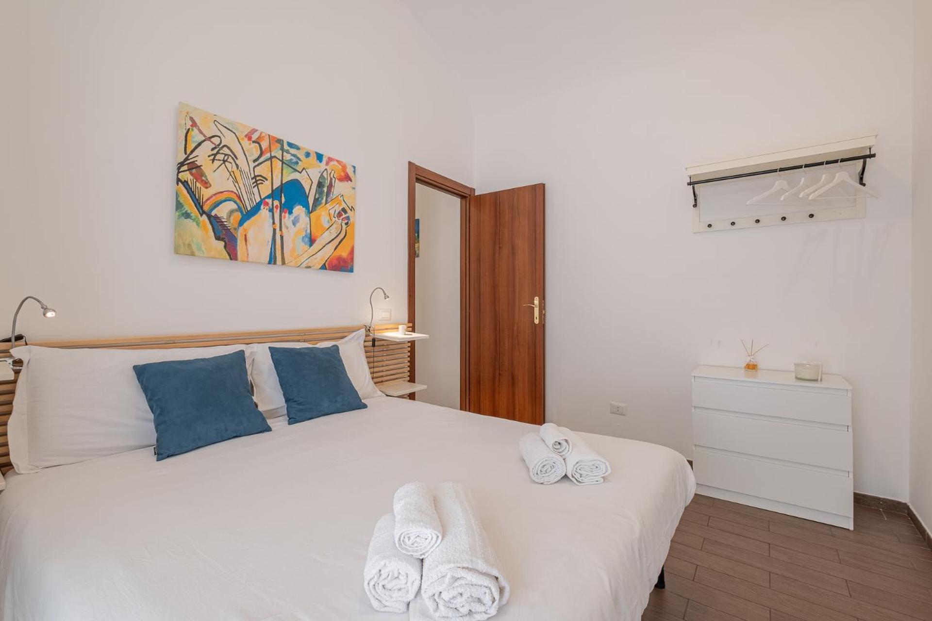 Castel Sant Angelo's Harmonious Apartment