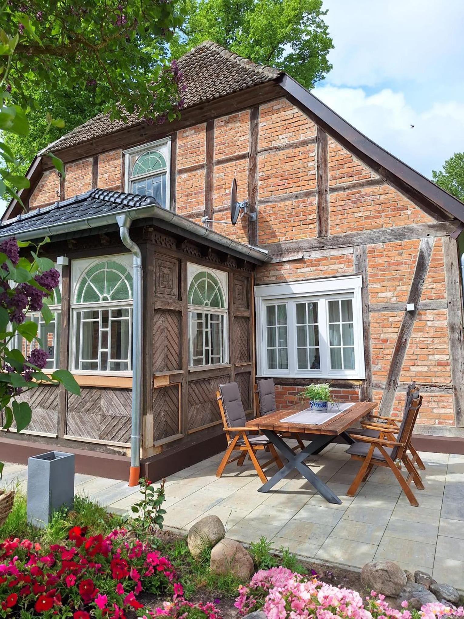 Historisches Altes Gutshaus in Breetz am Fluss