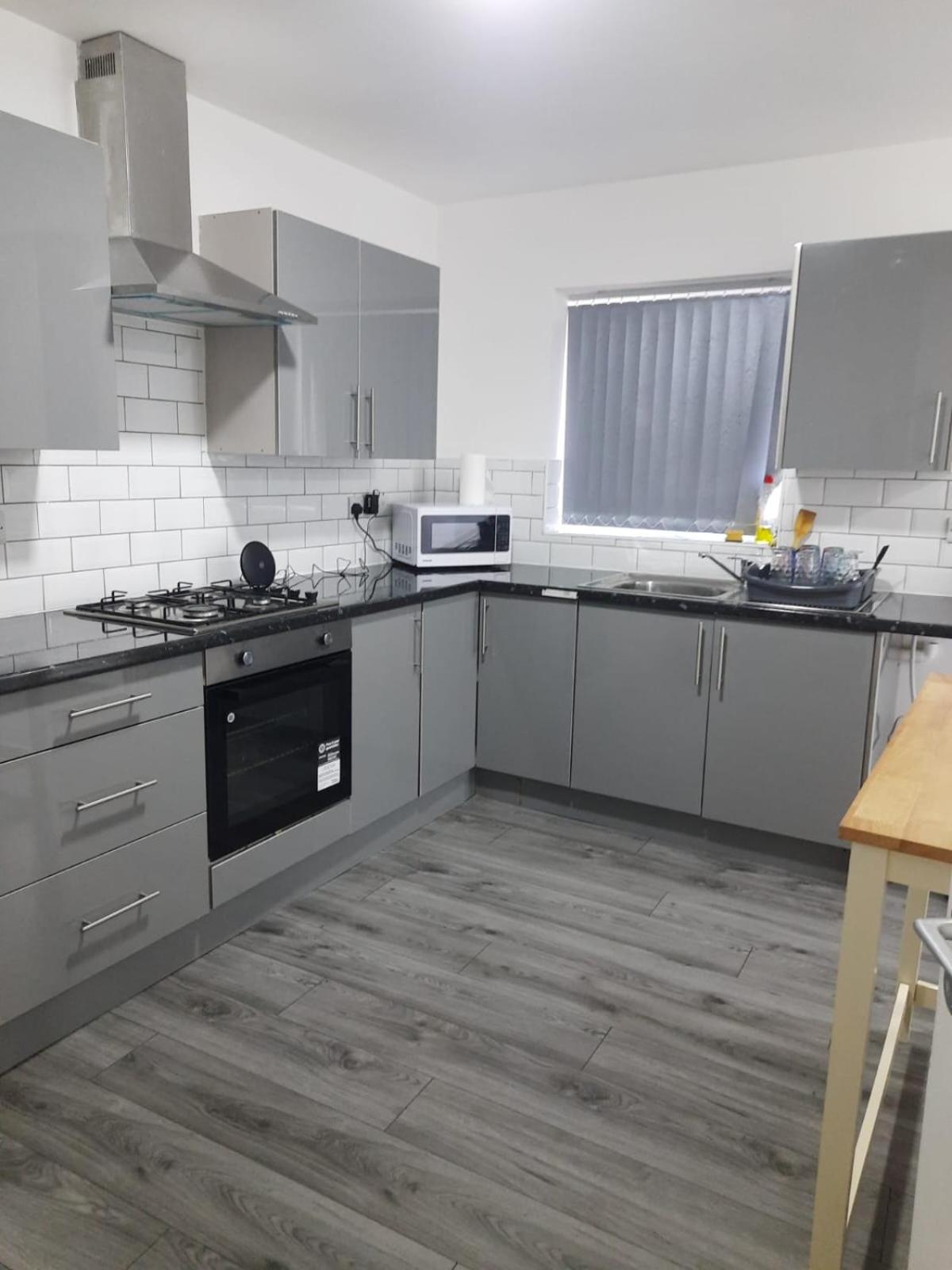 Double Bedroom with private bathroom and shared kitchen view 5