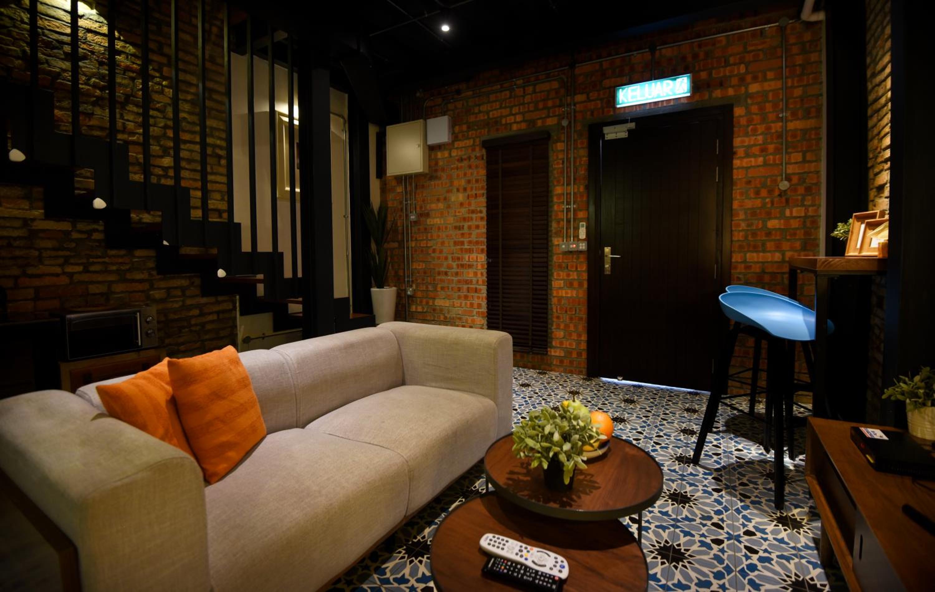 3 Jambatan Steps to Jonker & Riverside