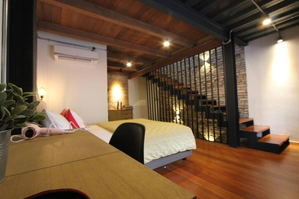 3 Jambatan Steps to Jonker & Riverside