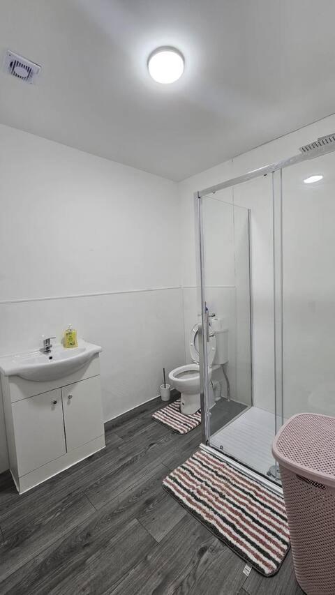 Double Bedroom with private bathroom and shared kitchen view 4