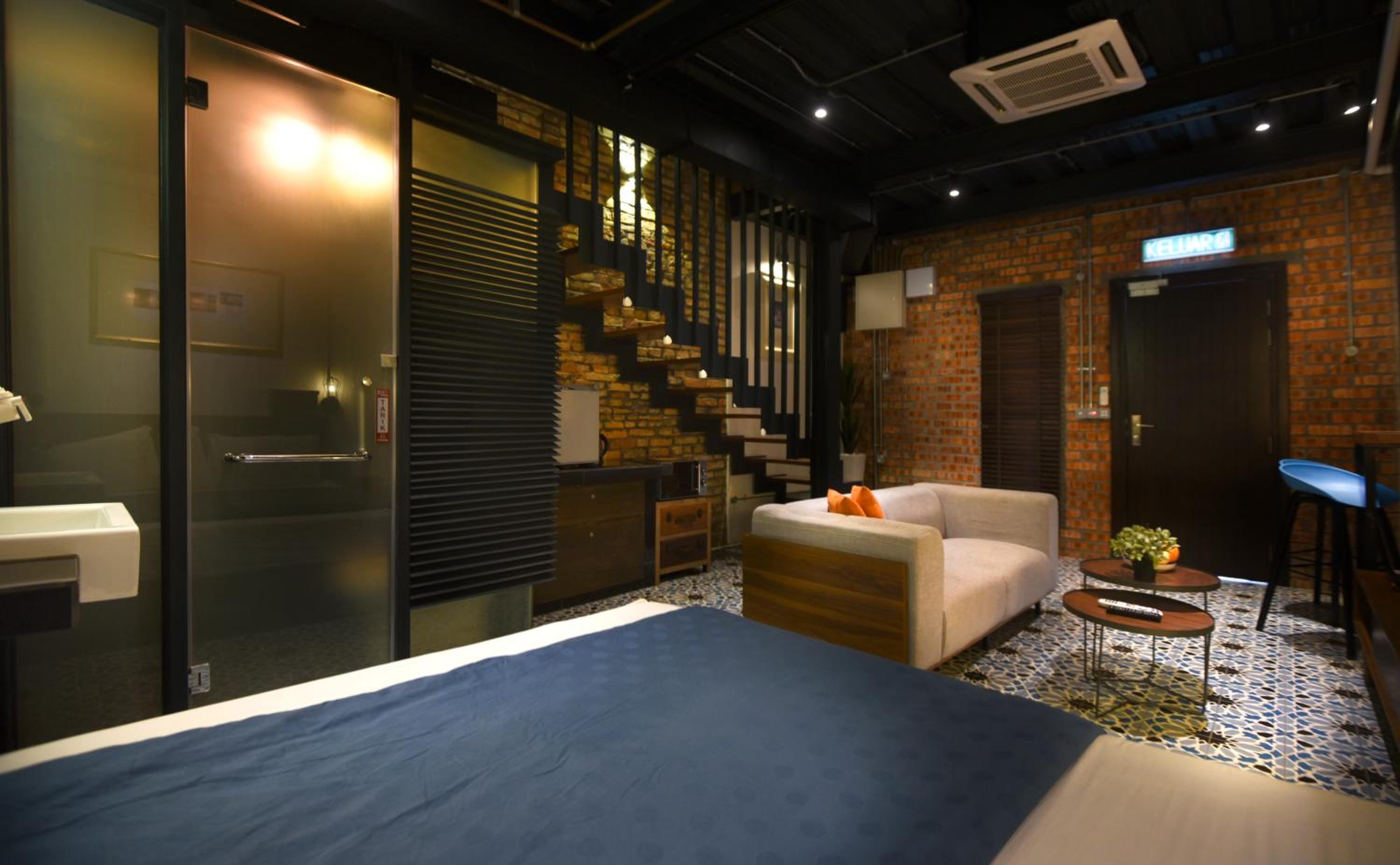 3 Jambatan Steps to Jonker & Riverside