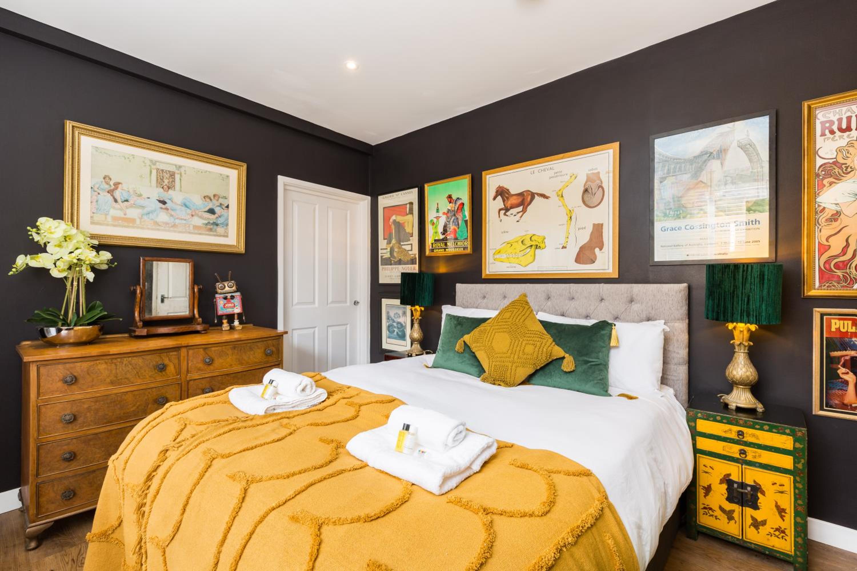 Queens Head Apartments Kingsholm inc parking view 5